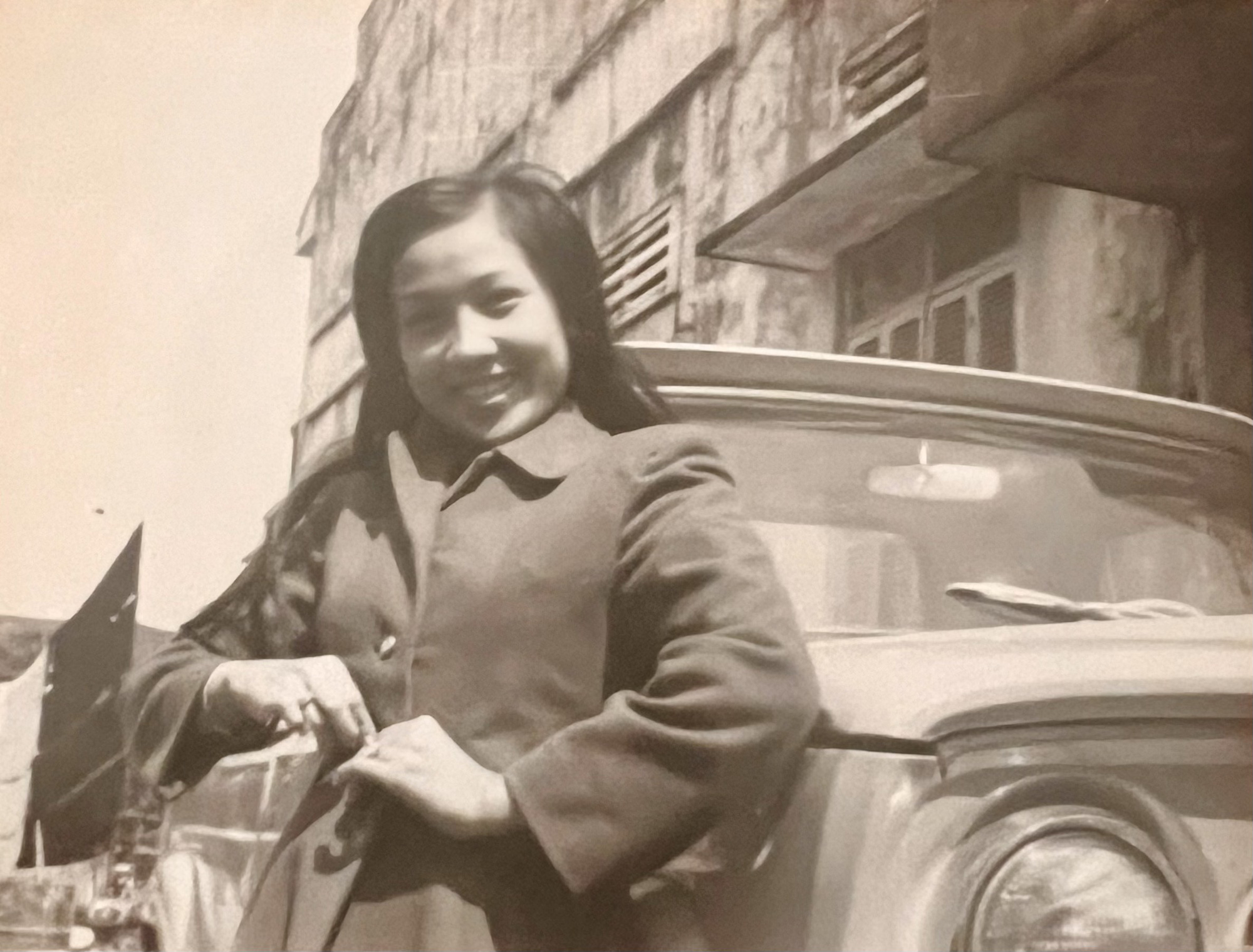 Young artist Le Thuy next to one of the cars bought with her singing money - Photo: NVCC Nghệ sĩ Lệ Thủy thời trẻ bên một trong những chiếc xe hơi được mua từ tiền đi hát - Ảnh: NVCC