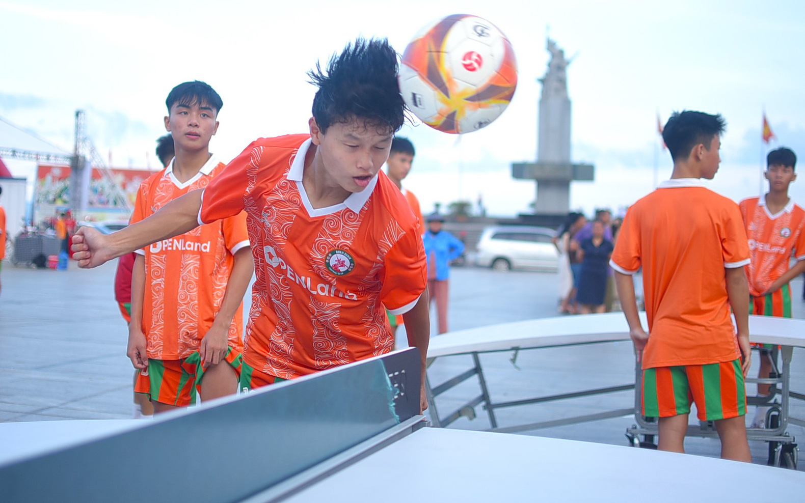 Quy Nhơn đăng cai 2 giải quần vợt bãi biển thế giới 2024- Ảnh 3. Quy Nhơn đặt nhiều bàn bóng đá trên bàn Teqball trên bãi biển, người dân thích thú