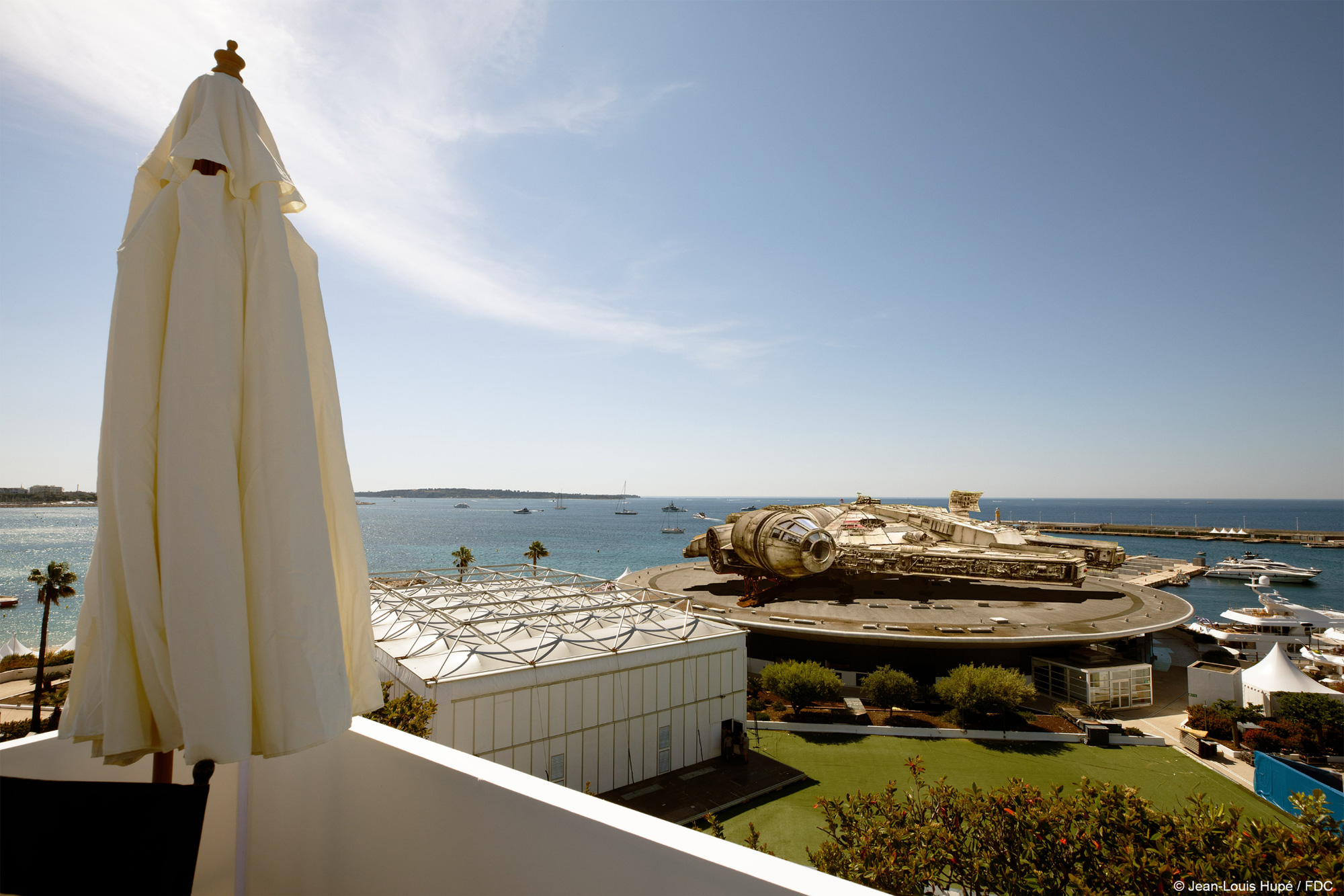 Cannes Marina ត្រូវបានគេប្រដូចទៅនឹងកន្លែងចតយានអវកាស ដែលយានអវកាស Millennium Falcon ចូលចត - រូបថត៖ FDC Bến thuyến Cannes được ví như bến tàu vũ trụ, nơi đậu của phi thuyền Millennium Falcon - Ảnh: FDC