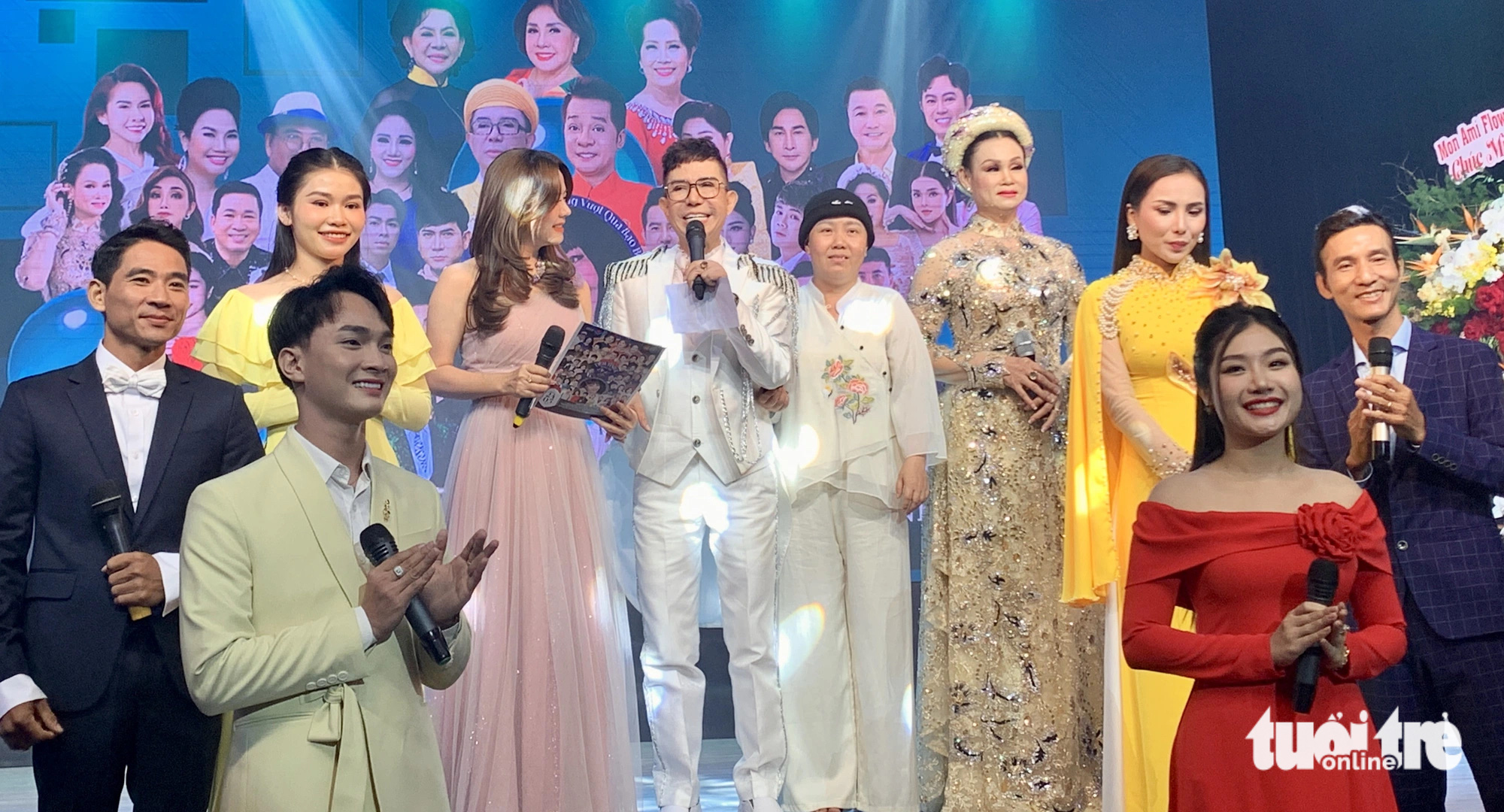 Hơn 40 văn nghệ sĩ tham gia đêm nhạc gây quỹ giúp Thanh Hằng - Ảnh: HOÀI PHƯƠNG