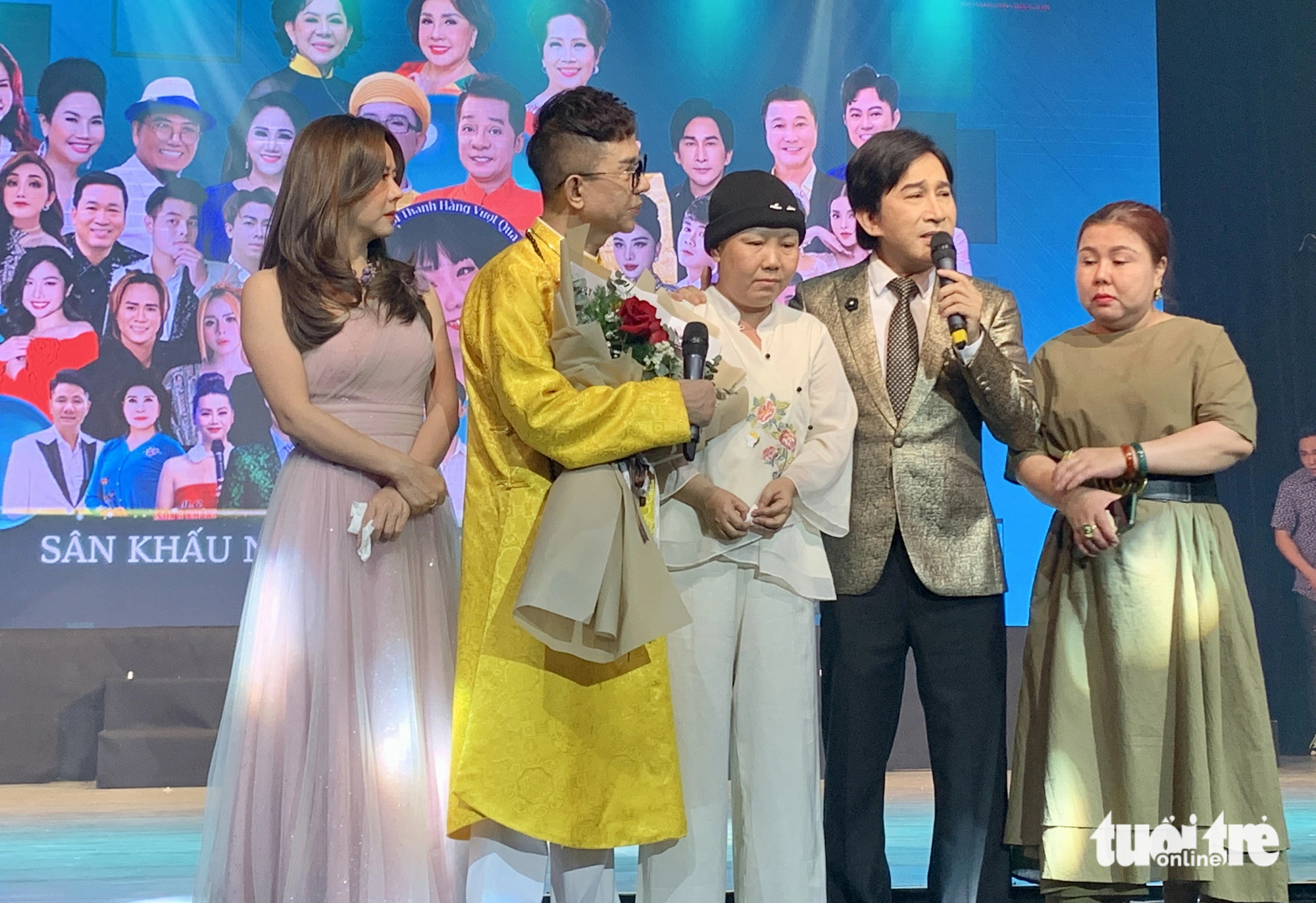 Ca sĩ Thanh Hằng hạnh phúc khi nhận được sự yêu thương của văn nghệ sĩ - Ảnh: HOÀI PHƯƠNG
