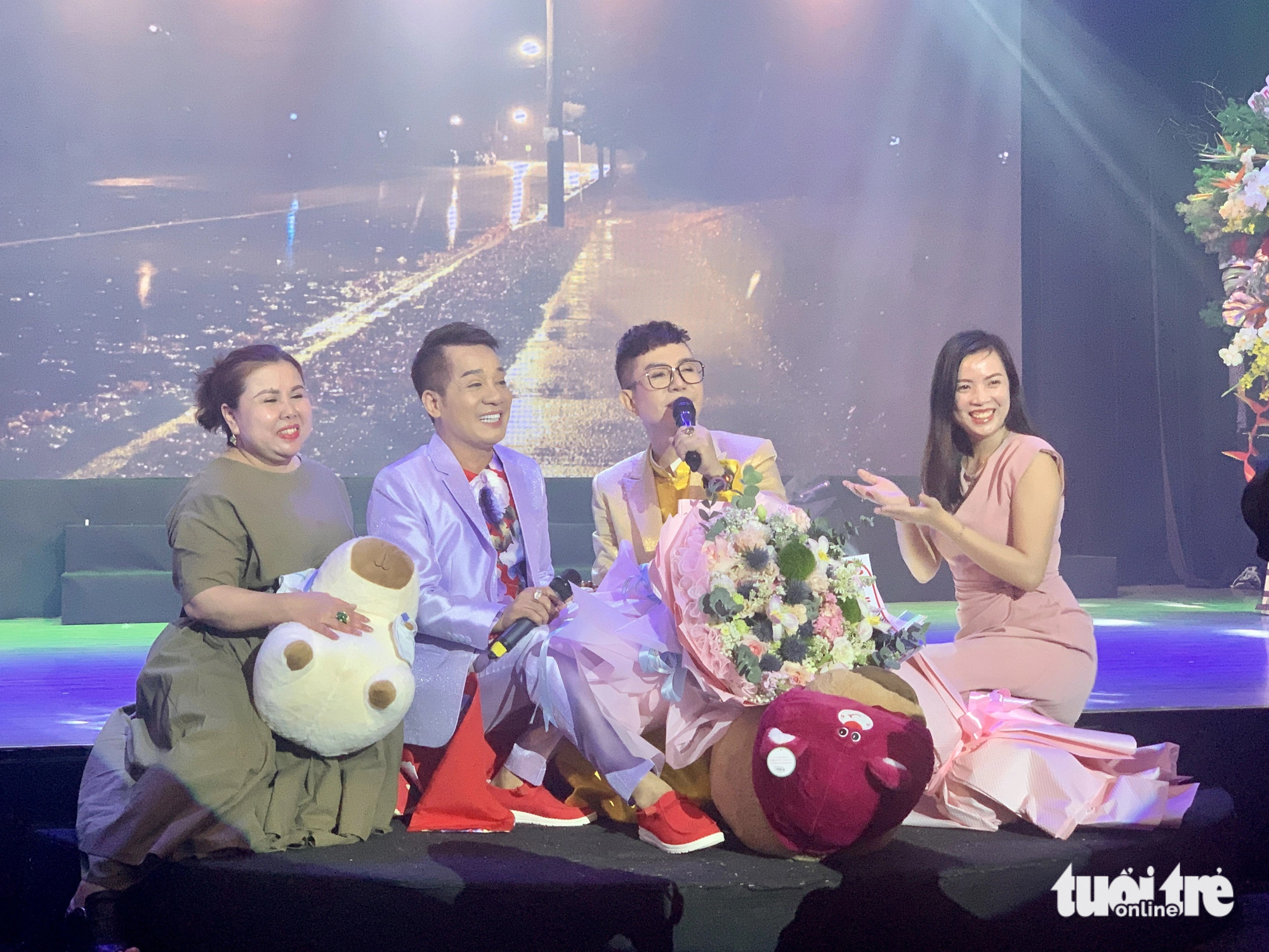 Nghệ sĩ Minh Nhí (thứ hai, từ trái) hỗ trợ địa điểm tổ chức đêm nhạc - Ảnh: HOÀI PHƯƠNG