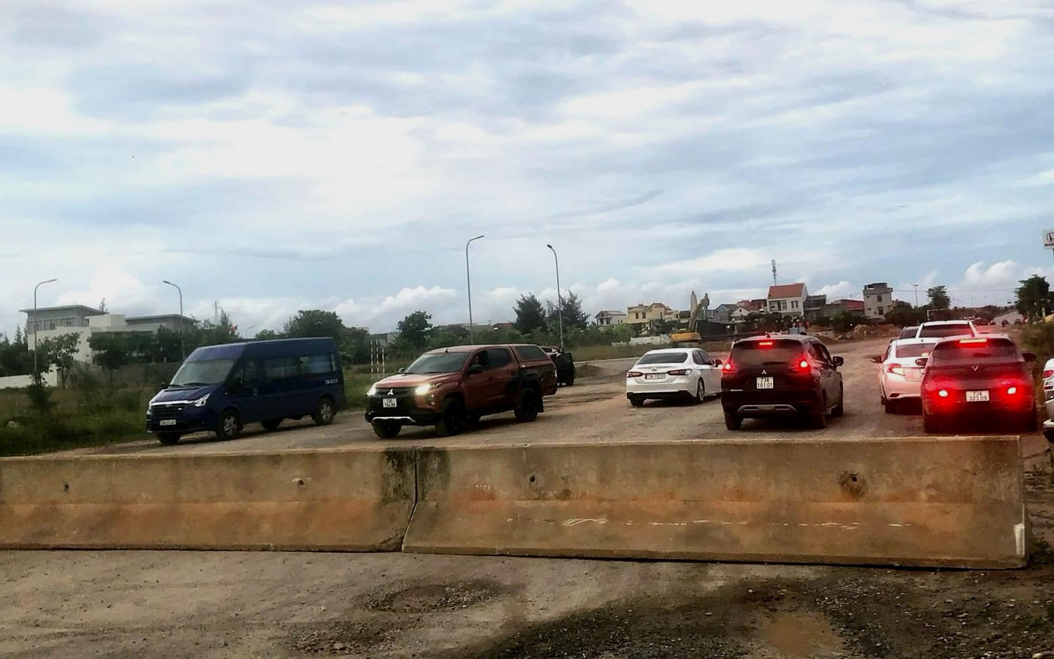 Hàng rào bê tông chặn đường được tháo dỡ, lối vào Bệnh viện TTH Quảng Bình đã thông- Ảnh 4. Chặn đường vào bệnh viện vì không thực hiện cam kết cùng chi trả phí mượn đường?