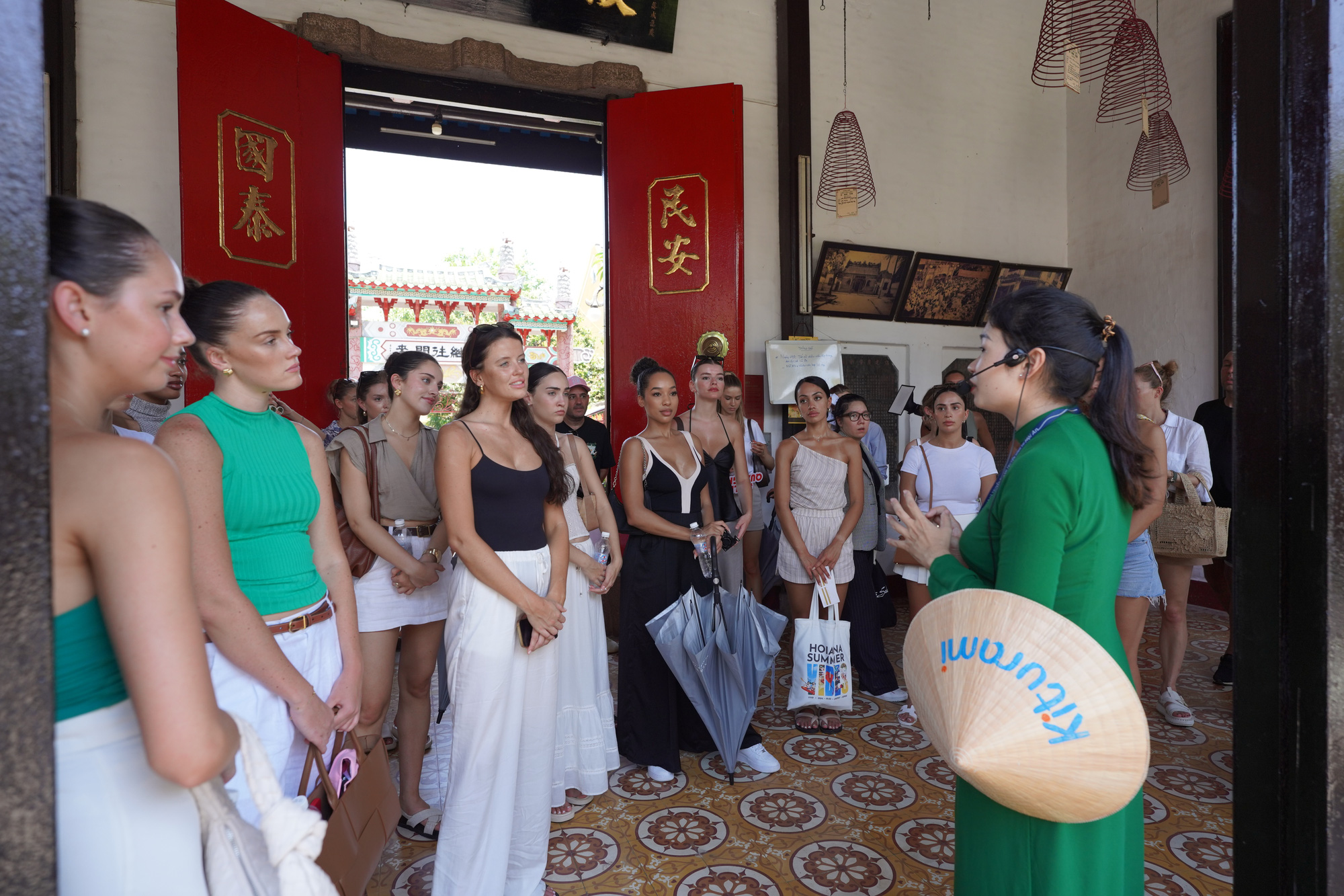 Rainhas da beleza australianas caminham e fazem cerâmica, atraindo atenção em Hoi An - Foto 3. Các thí sinh tham quan nhà cổ ở Hội An - Ảnh: BẢO CHÂU