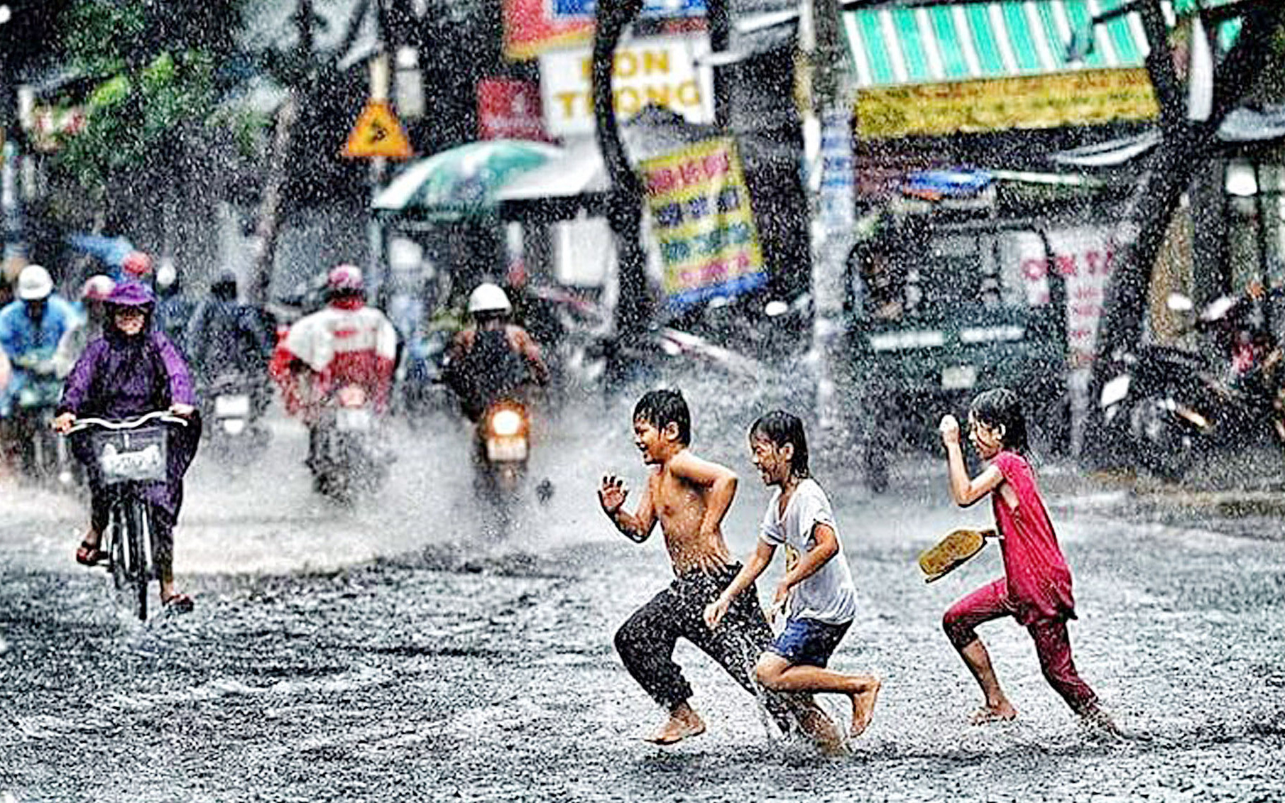 Những mùa mưa đợi chờ - Kỳ 5: Chỉ một cơn mưa Huế là thành mùa đông- Ảnh 2. Những mùa mưa đợi chờ - Kỳ 4: Mưa Sài Gòn bao mùa thương nhớ