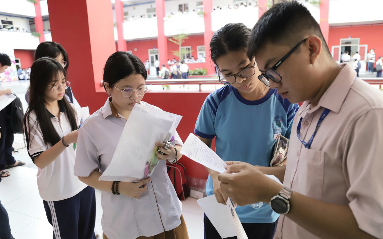Ca sĩ Đen Vâu vào đề thi văn tuyển sinh lớp 10 Trường phổ thông Năng khiếu- Ảnh 3. TP.HCM: Gần 4.000 học sinh bước vào kỳ thi tuyển sinh lớp 10 đầu tiên