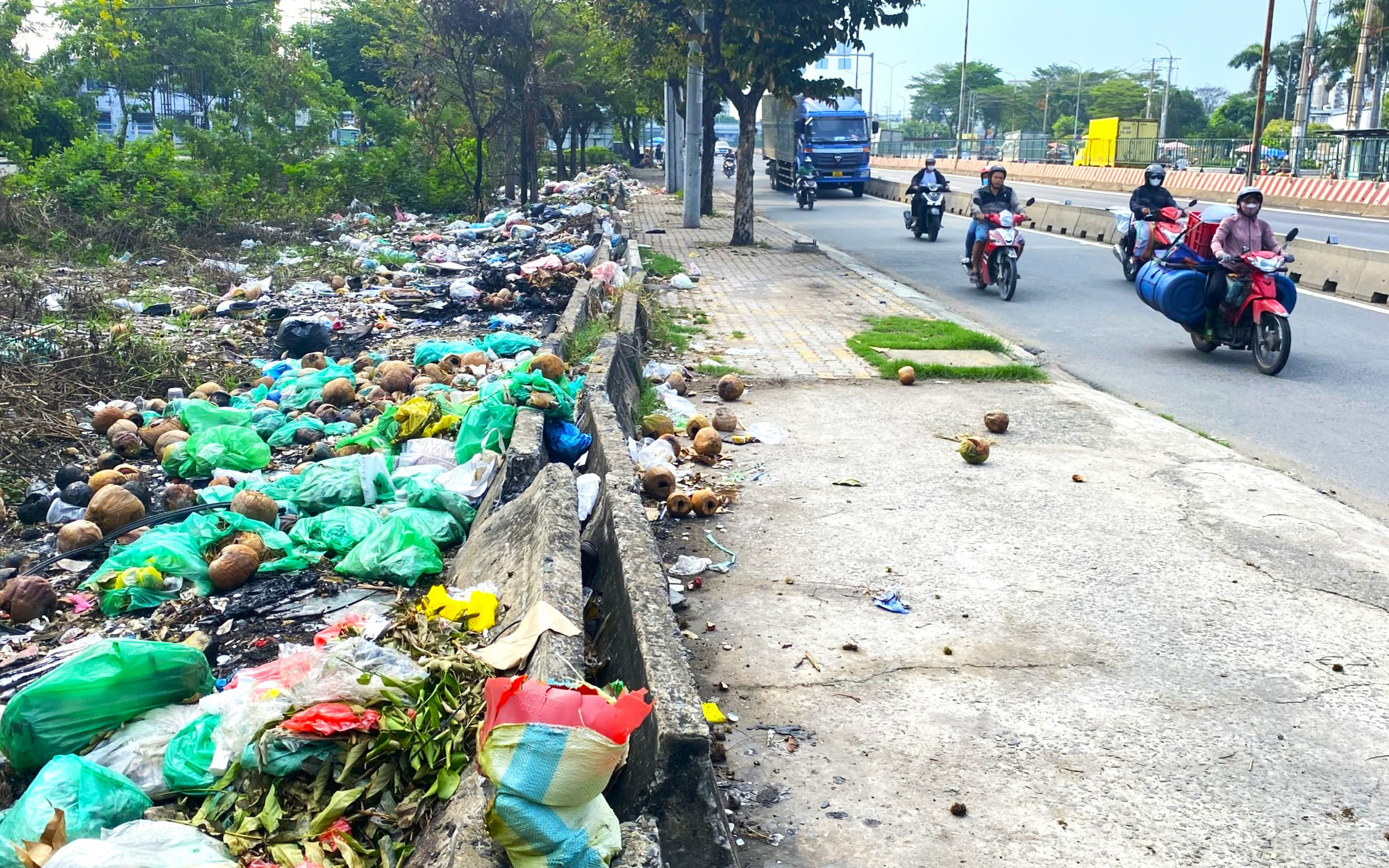Nhà máy xử lý rác nằm ì, bãi rác dồn ứ bên quốc lộ cao như núi- Ảnh 6. Sau loạt bài rác ngập ngụa ở TP.HCM, bạn đọc chỉ thêm nhiều bãi rác