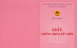 Xã yêu cầu làm lại giấy đăng ký kết hôn vì quá 30 năm, đúng luật không?