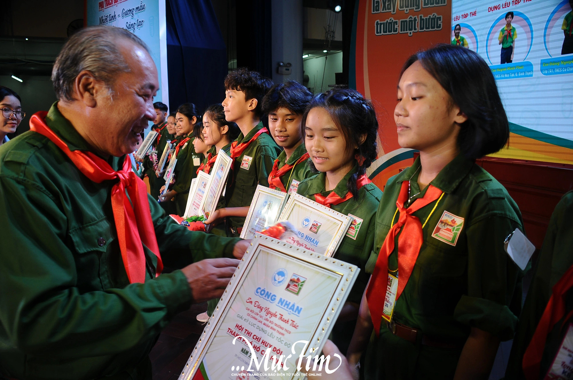 Anh Phạm Ngọc Tuyền (gíam đốc Nhà thiếu nhi Đội TP.HCM) trao thưởng cho các bạn trại sinh. Ảnh: NGUYỄN HƯNG