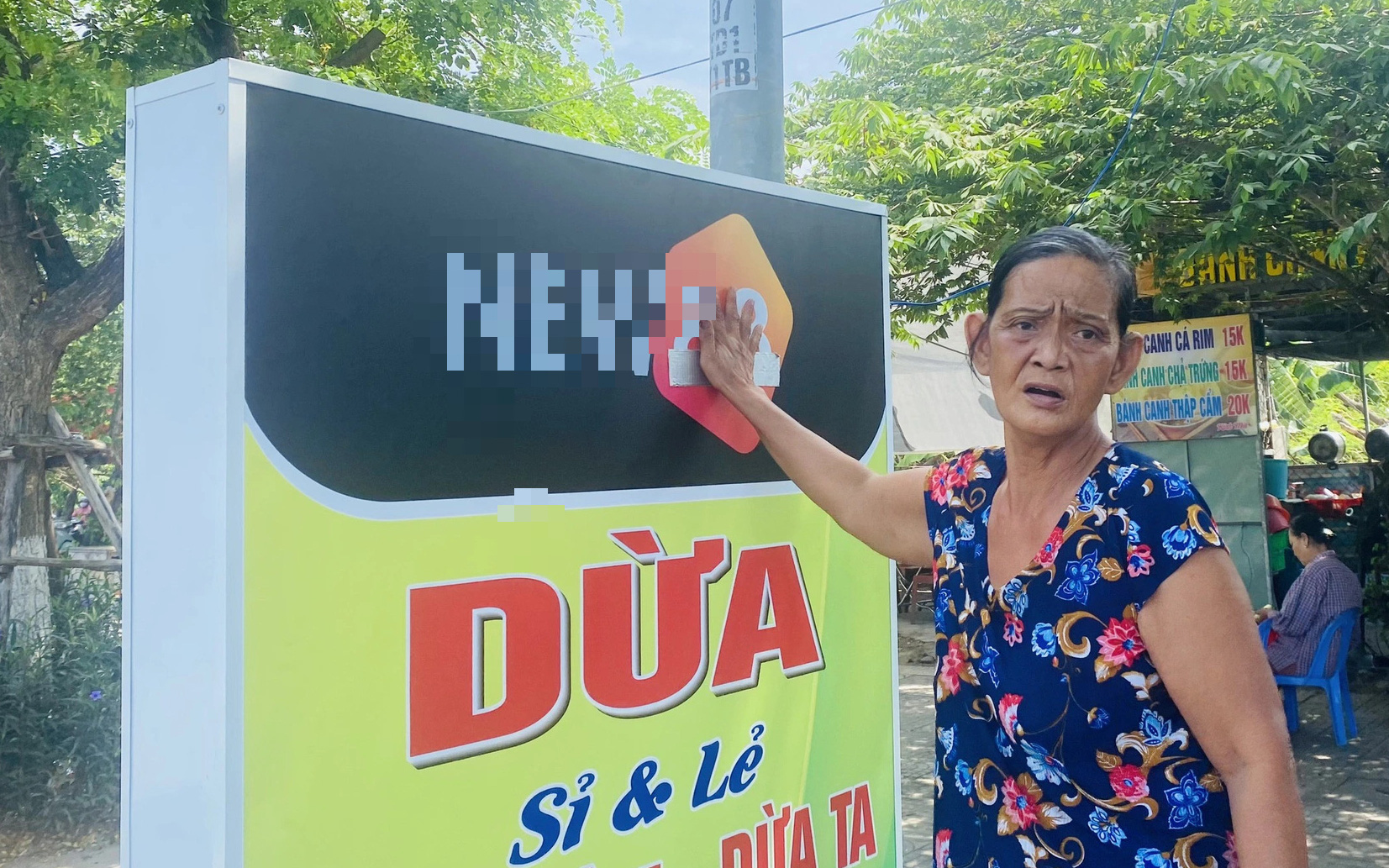 Nhiều tuyến phố trung tâm Đà Nẵng bị phun sơn nhếch nhác, hình vẽ kỳ quái, không lẽ bó tay?- Ảnh 2. Chủ quán ở Đà Nẵng ngơ ngác khi biết mình quảng cáo cho web cờ bạc
