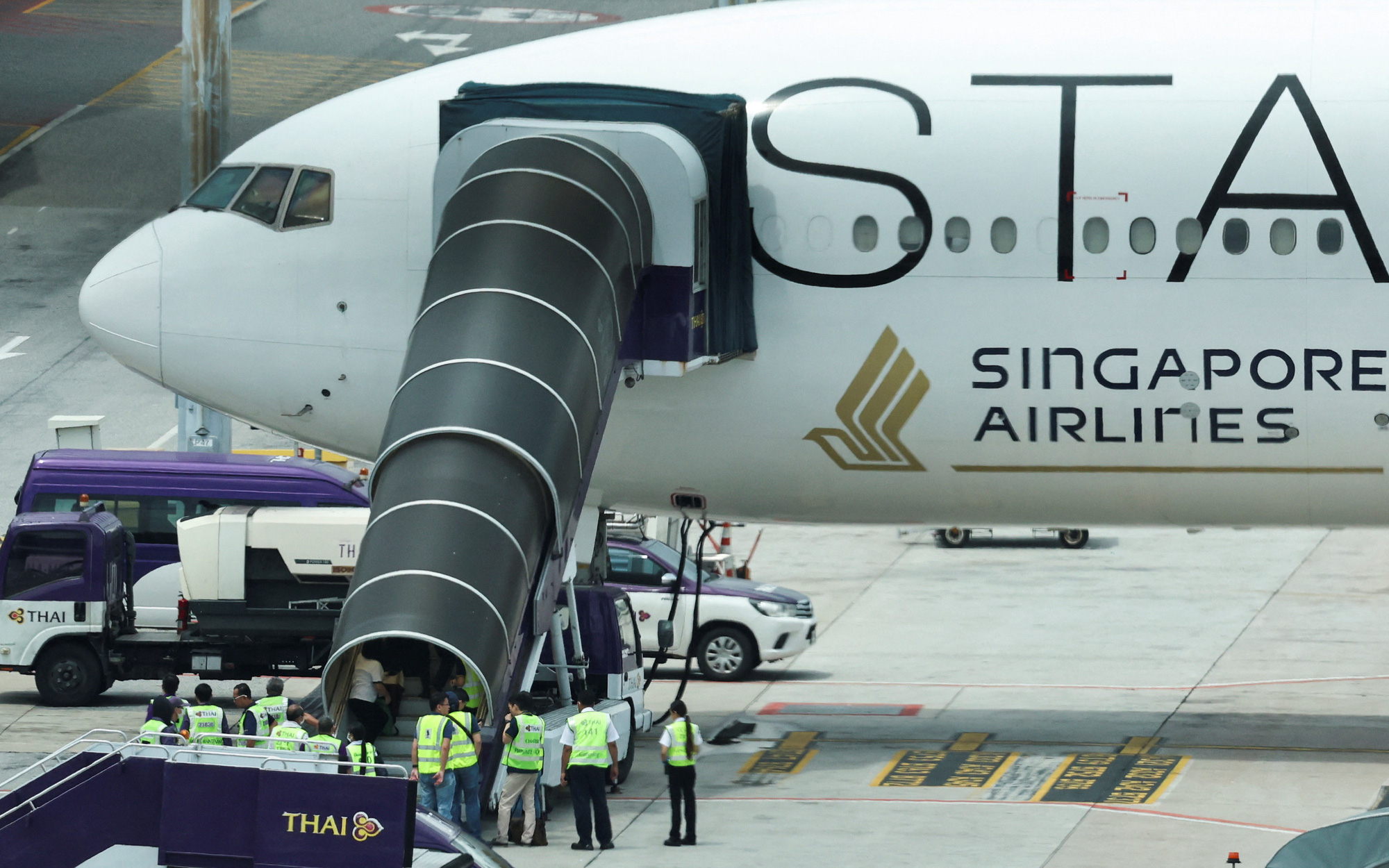 Thêm 1 máy bay gặp nhiễu động, 12 người bị thương- Ảnh 2. Máy bay Singapore Airlines gặp nhiễu động đã cất cánh rời Thái Lan