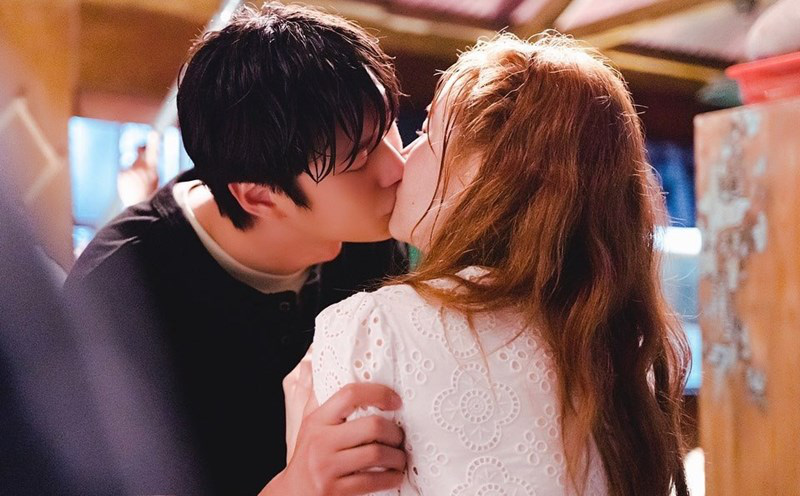 Na In Woo (vlevo) a SeoHyun ve filmu Jinx's Lover - Foto: Dokument Na In Woo (trái) và Seohyun trong phim Người tình của Jinx - Ảnh: Tư liệu