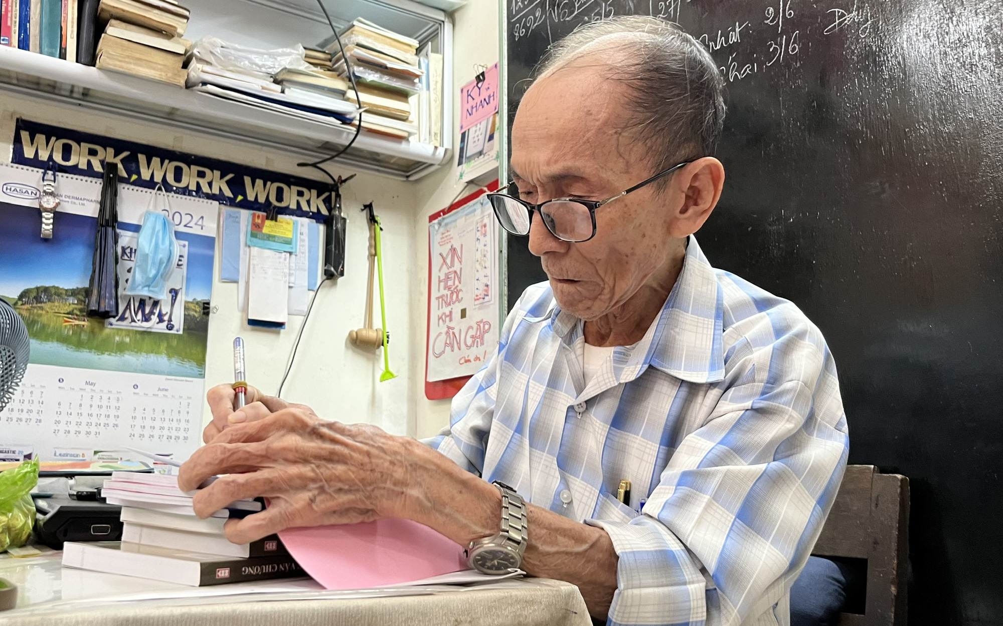 Người phụ nữ lấy bằng đại học dược ở tuổi 65: Chưa nghỉ học dù chỉ 1 giờ- Ảnh 2. Thầy giáo 87 tuổi đi thi cao học: Không để thời gian trôi qua một cách phí phạm