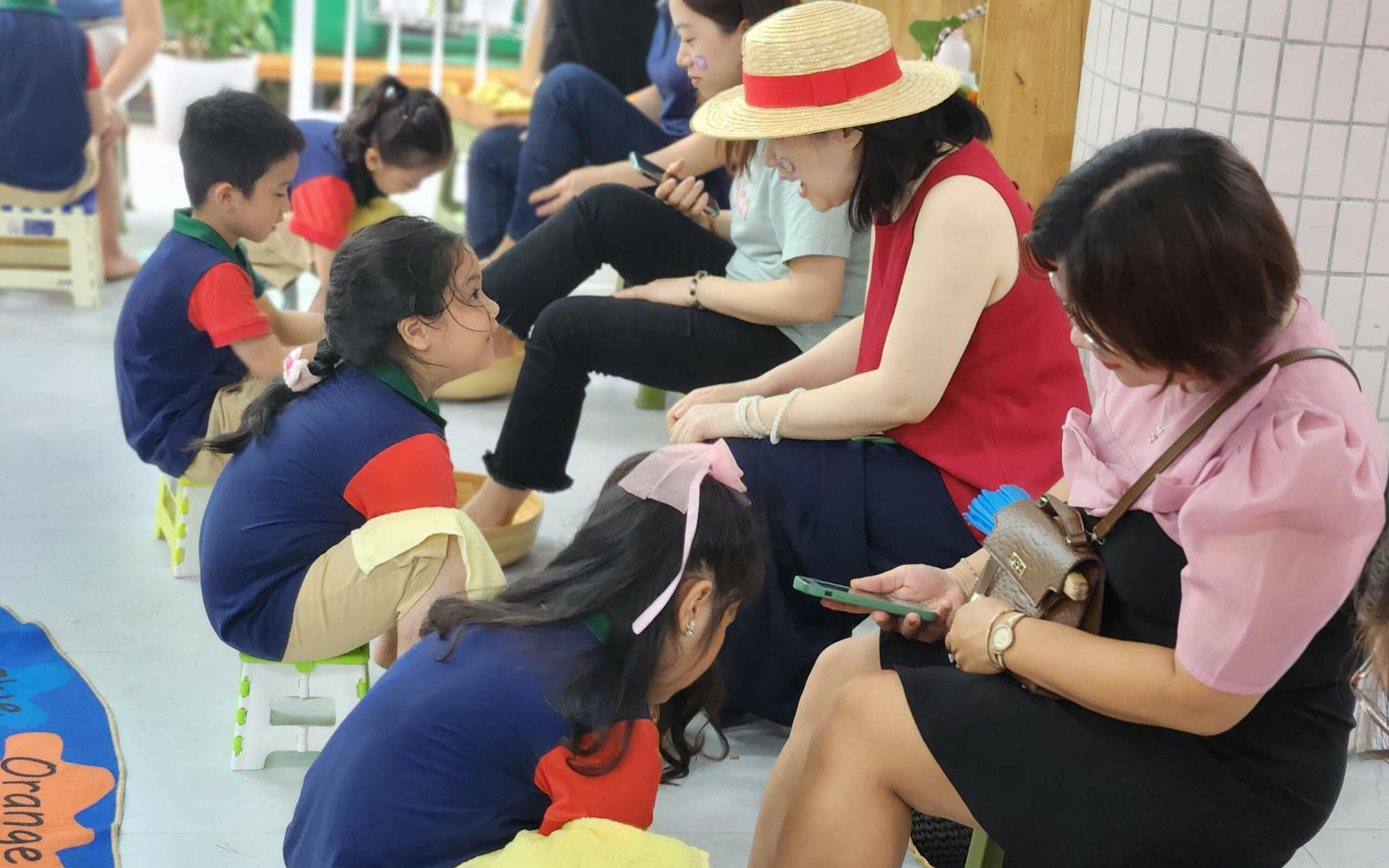 Lễ ra trường của học sinh sao thành tiệc liên hoan ăn nhậu?- Ảnh 4. Tranh luận trái chiều quanh việc