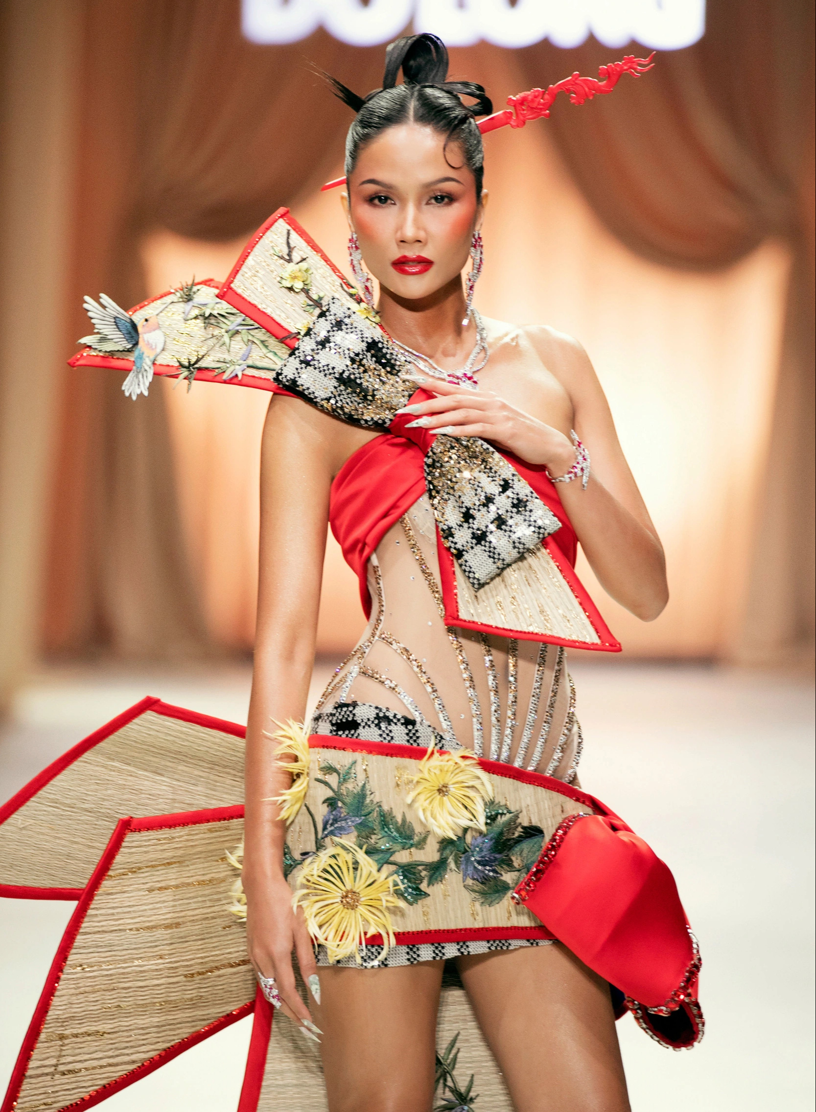 Hoa hậu H'Hen Niê diễn vị trí vedette trong show diễn của nhà thiết kế Đỗ Long với chất liệu dân gian - Ảnh: KIẾNG CẬN TEAM