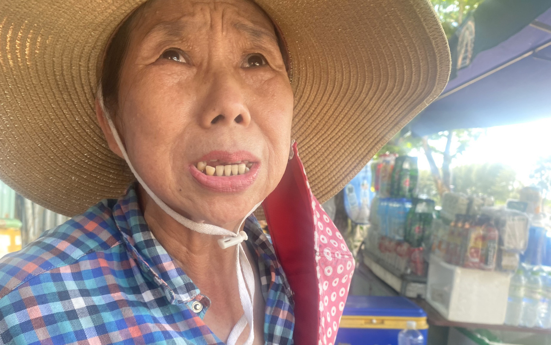 Nhiều tuyến phố trung tâm Đà Nẵng bị phun sơn nhếch nhác, hình vẽ kỳ quái, không lẽ bó tay?- Ảnh 17. Quảng cáo web cờ bạc tràn lan trên phố Đà Nẵng: Cán bộ phòng văn hóa ở đâu?