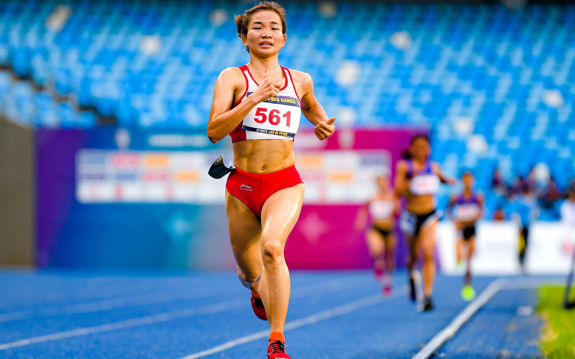 Ông Bùi Lương, tượng đài marathon Việt Nam qua đời- Ảnh 5. Nguyễn Thị Oanh tranh tài tại giải chạy Quảng Trị Marathon 2024