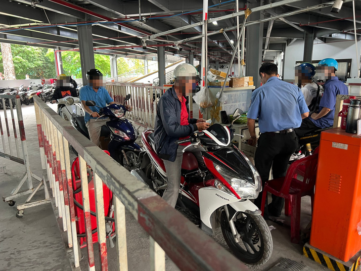 Hàng xe dồn ứ vì khách gửi xe không chuẩn bị tiền lẻ, lỗi tại ai?