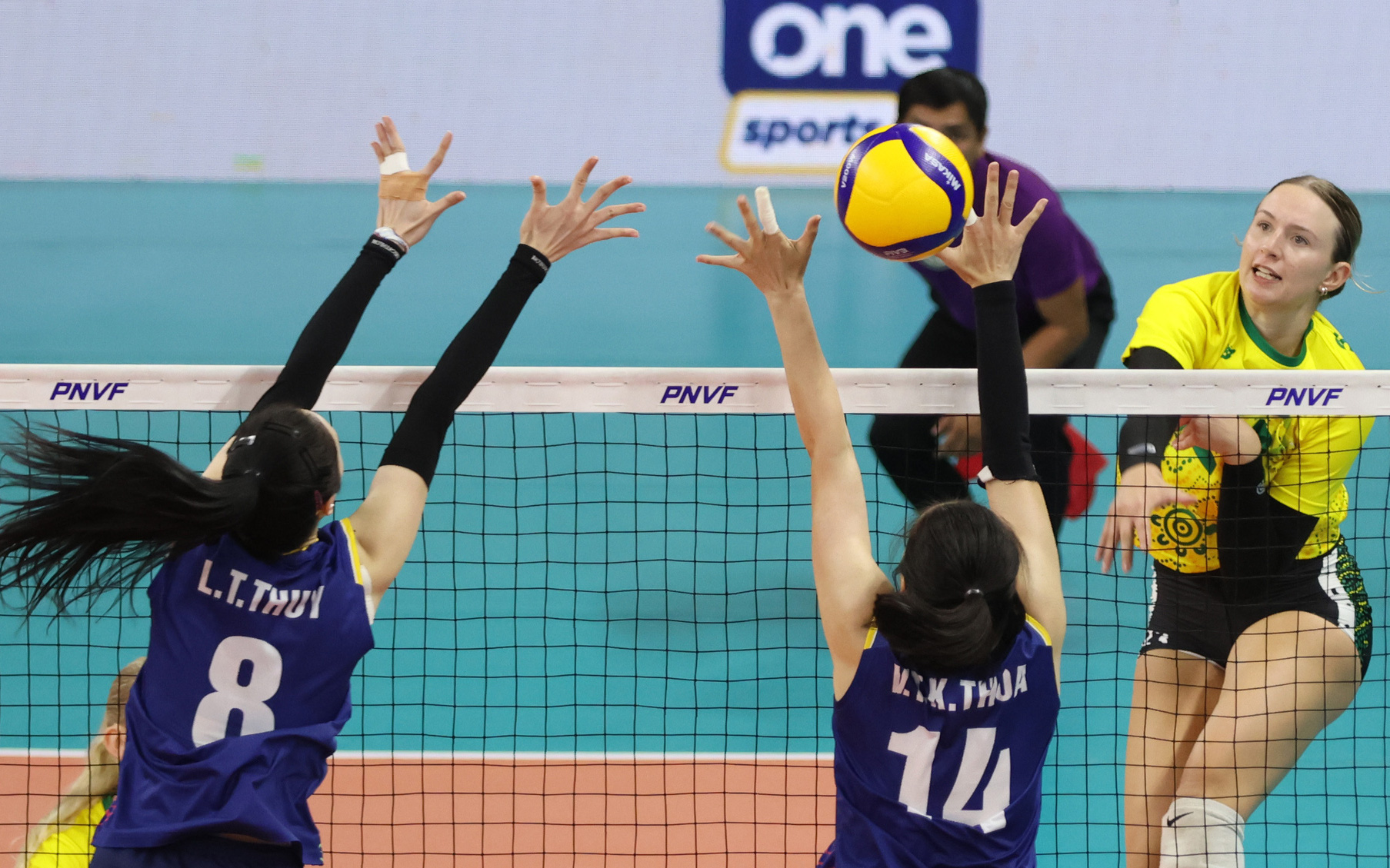 Lịch thi đấu chung kết AVC Challenge Cup 2024: Chờ Việt Nam bảo vệ ngôi hậu- Ảnh 2. Đánh bại Úc, bóng chuyền nữ Việt Nam vào chung kết AVC Challenge Cup