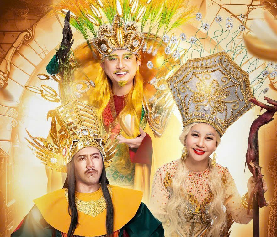 Nghệ sĩ Hứa Minh Đạt (hình trên cùng, vai Thần Lúa Nước), nghệ sĩ Cát Phượng (bìa phải, vai Vương Mẫu)