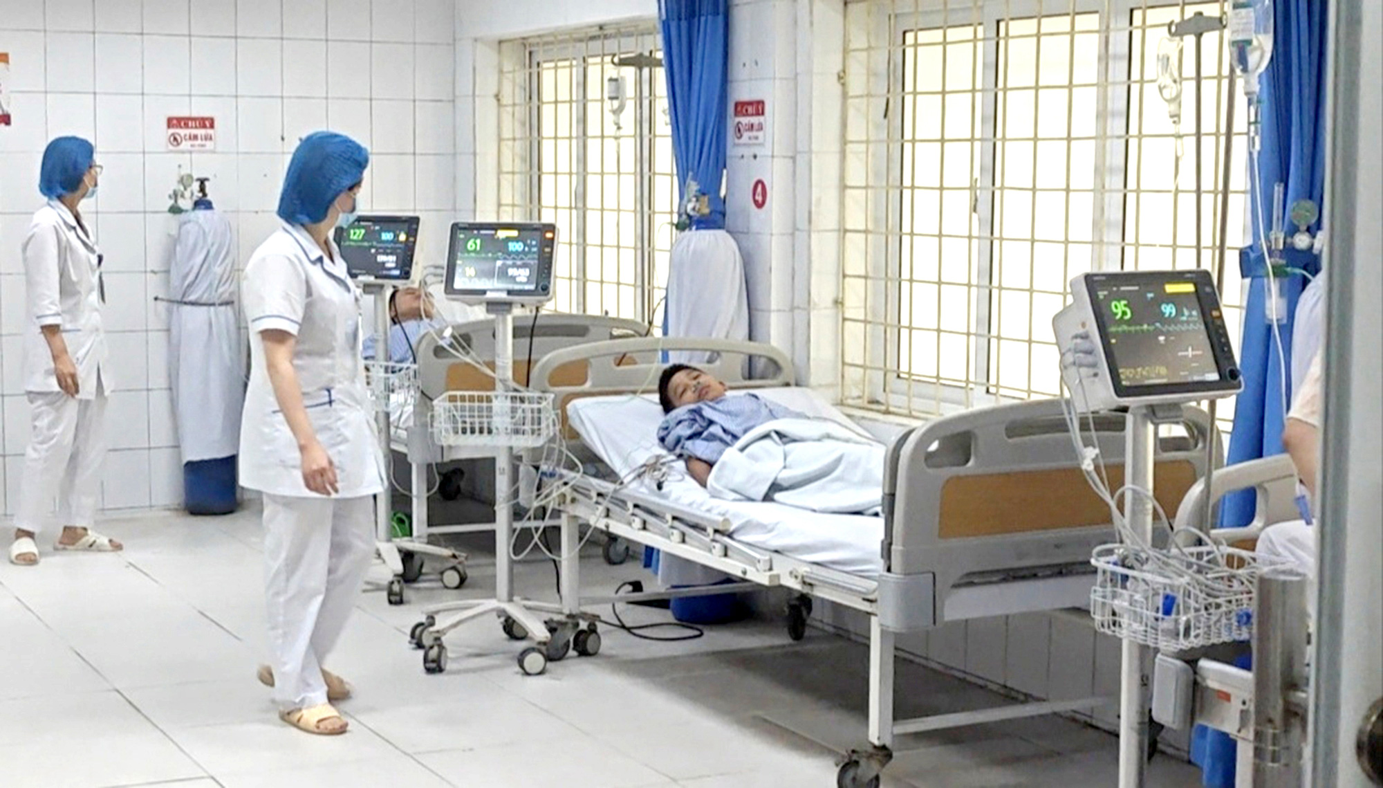 Vụ hỏa hoạn vừa xảy ra tại Trung Kính (Hà Nội) đã cướp đi sinh mạng của 14 người và khiến 6 người bị thương. Những người được cứu sống phải cấp cứu  - Ảnh: DƯƠNG LIỄU