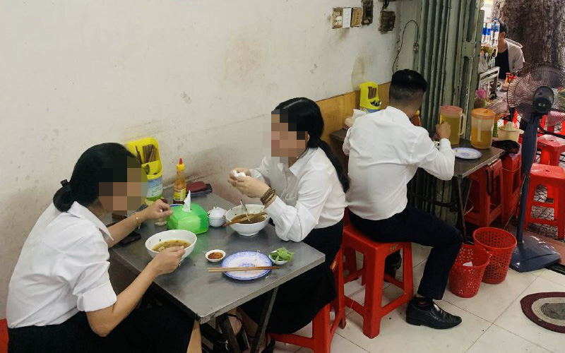 Cà phê cà pháo miễn làm xong việc hay phải có mặt đúng giờ mới chuyên nghiệp?- Ảnh 3. Điểm danh đúng 7h30 rồi tha thẩn cà phê, ăn sáng, từ từ làm việc?