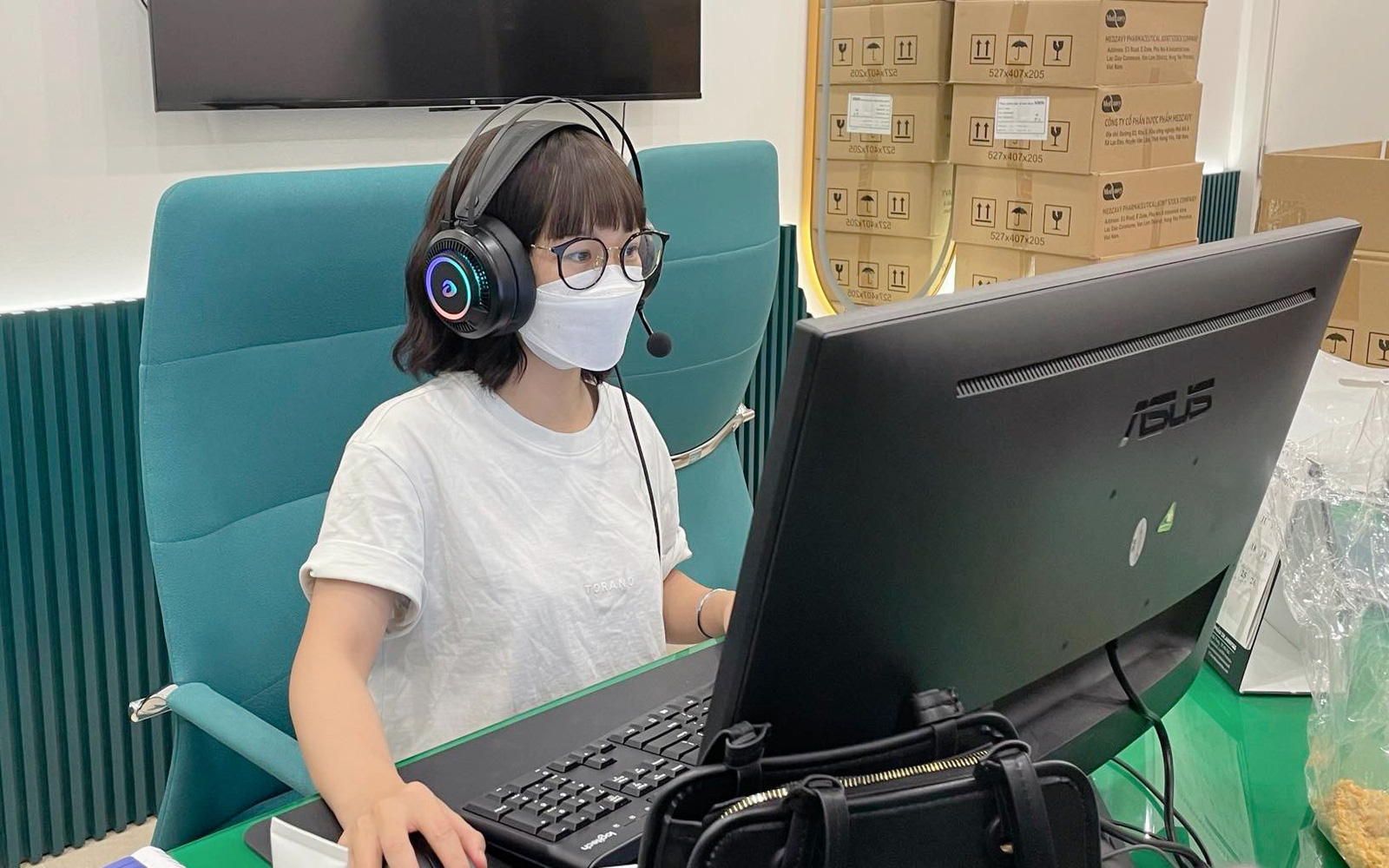 100 sinh viên từ 11 nước Đông Nam Á đến TP.HCM tìm kiếm ý tưởng dự án xã hội- Ảnh 3. Nghỉ hè, sinh viên tăng ca, làm shipper, bốc vác kiếm tiền