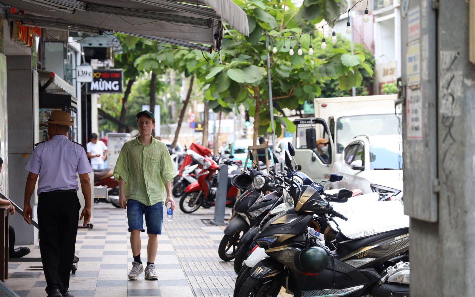 Nhiều quận, huyện ở TP.HCM chậm triển khai thu phí vỉa hè- Ảnh 2. Nhiều địa phương chậm đề xuất tuyến đường đủ điều kiện thu phí lòng đường, vỉa hè