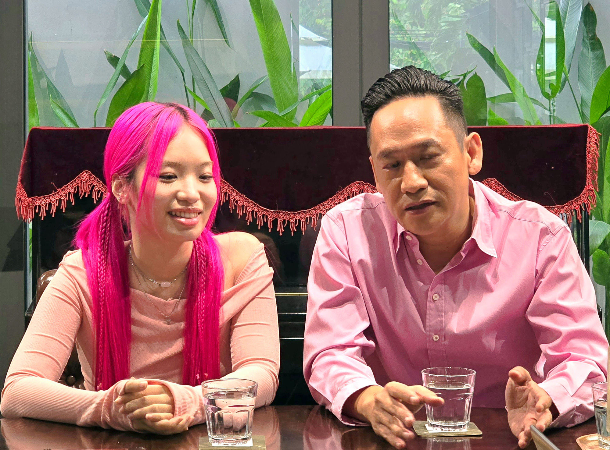 O cantor Duy Manh e sua filha, a cantora Cam, se encontraram com a imprensa para apresentar seu produto musical - Foto: LE GIANG Ca sĩ Duy Mạnh cùng con gái, ca sĩ Cầm, gặp gỡ báo chí để giới thiệu sản phẩm âm nhạc - Ảnh: LÊ GIANG