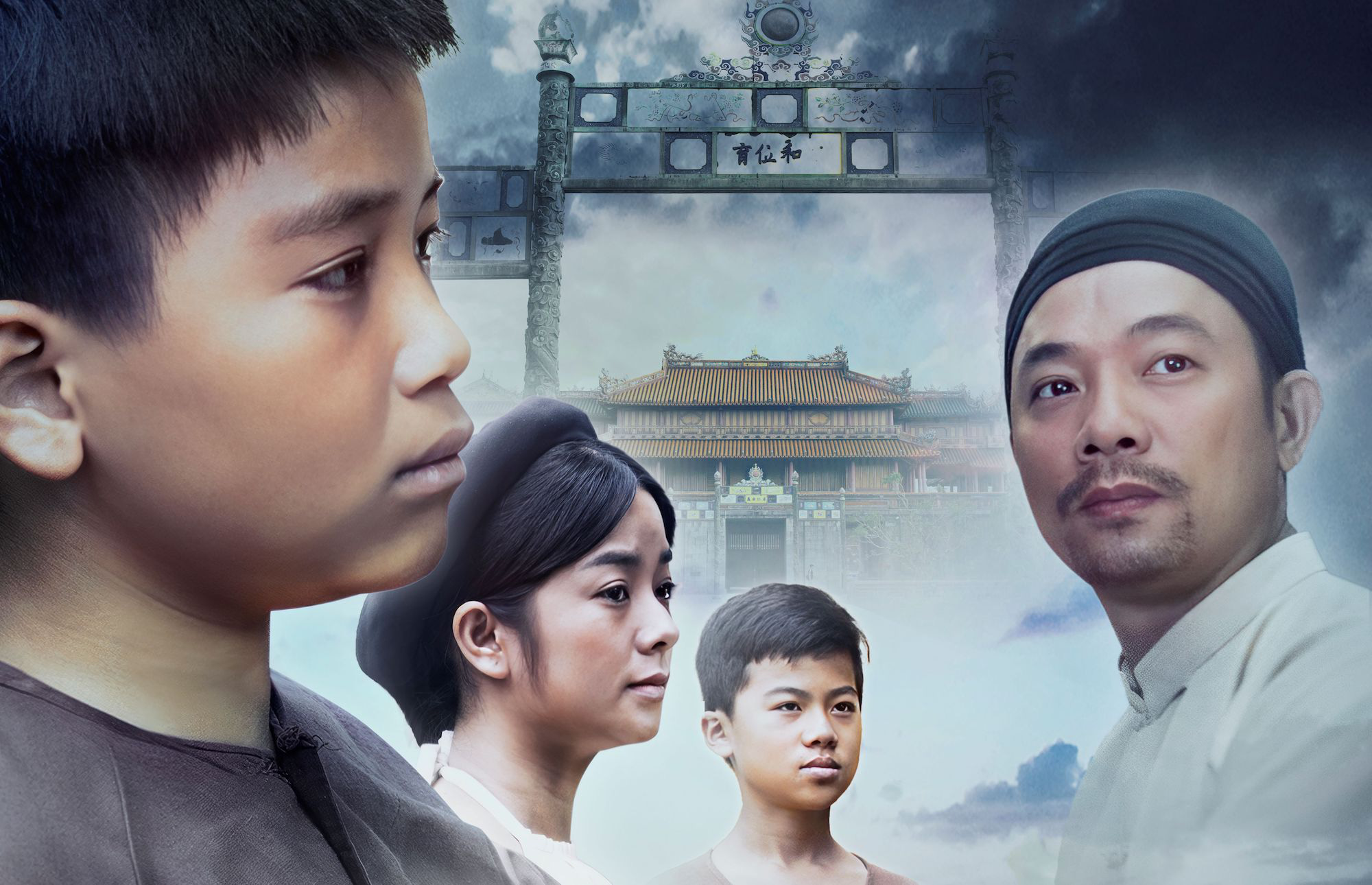 រូបភាពសមាជិកគ្រួសារទាំងបួនរបស់ក្មេងប្រុស Nguyen Sinh Cung នៅលើផ្ទាំងរូបភាពនៃភាពយន្ត Childhood Moon - រូបថត៖ DPCC Hình ảnh bốn thành viên trong gia đình của cậu bé Nguyễn Sinh Cung trên poster phim Vầng trăng thơ ấu - Ảnh: ĐPCC