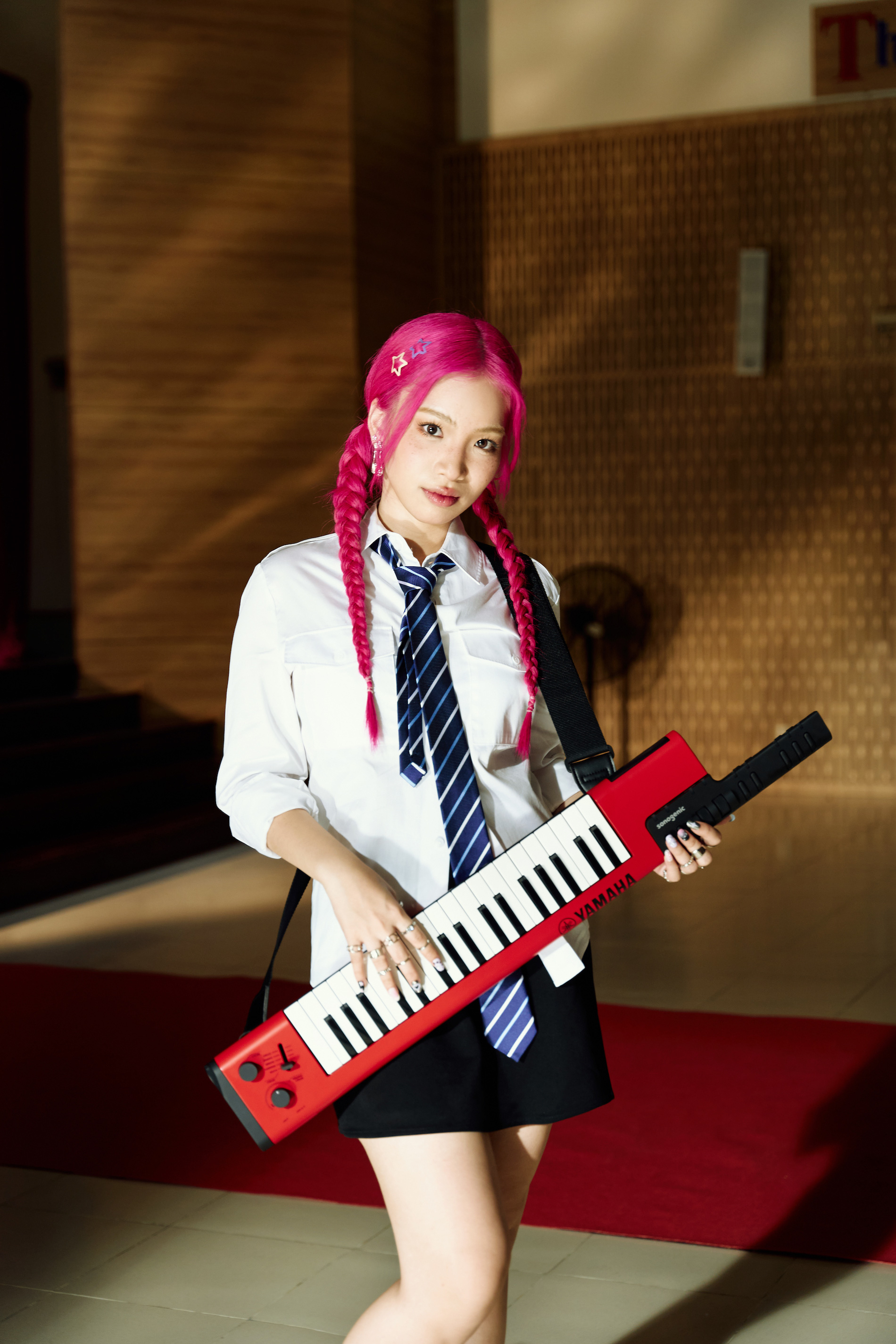 Cantor Cam no MV Love or Not Love - Foto: NVCC Ca sĩ Cầm trong MV Yêu hay không yêu - Ảnh: NVCC