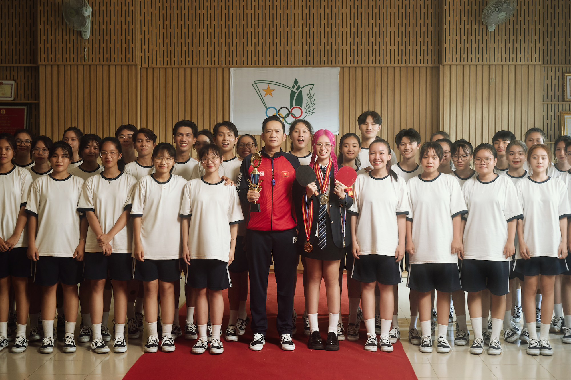 Duy Manh interpreta um professor em um videoclipe escolar Duy Mạnh đóng vai thầy giáo trong MV học đường