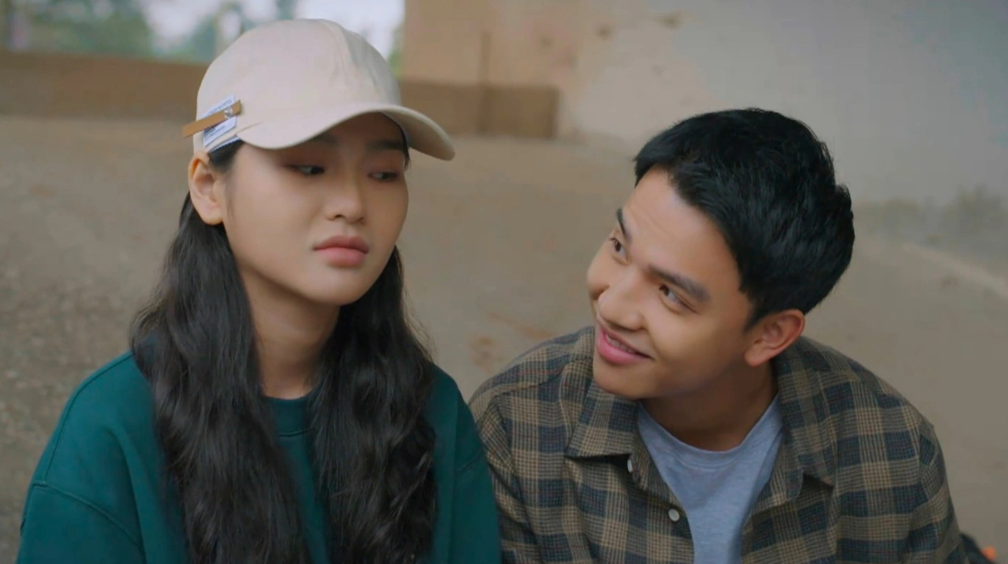 Cù Thị Trà (trái) và Việt Hoàng có vai diễn chính trong phim Những nẻo đường gần xa - Ảnh: ĐPCC Cù Thị Trà (trái) và Việt Hoàng có vai diễn chính trong phim Những nẻo đường gần xa - Ảnh: ĐPCC