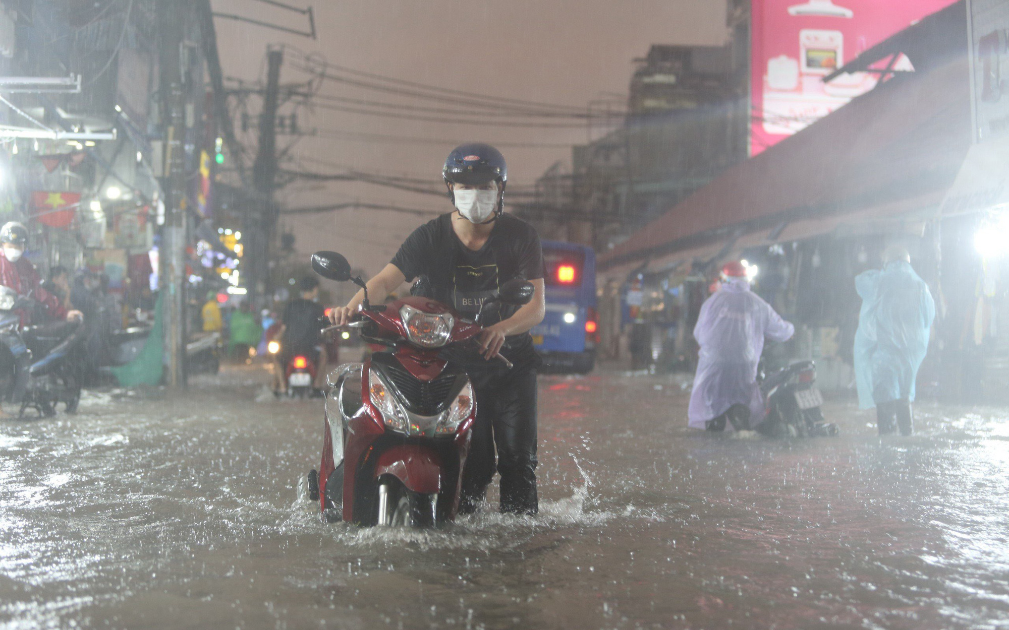 Biển Đông có thể xuất hiện áp thấp nhiệt đới trong hôm nay- Ảnh 2. Thời tiết hôm nay 30-5: Miền Nam, miền Bắc mưa to; miền Trung nắng nóng gay gắt