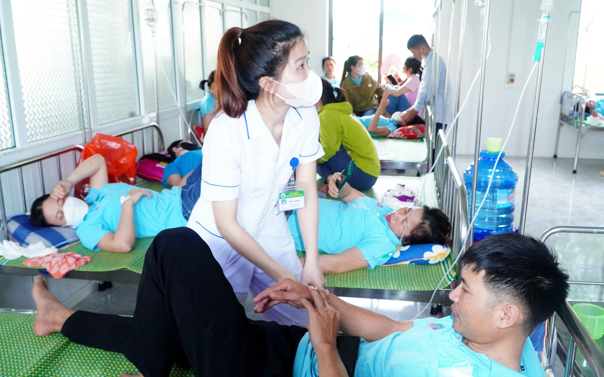 Bộ Y tế: Số vụ ngộ độc thực phẩm và số tử vong giảm so với cùng kỳ năm 2023- Ảnh 3. Vụ hơn 70 công nhân ngộ độc: Bếp ăn không đảm bảo vệ sinh
