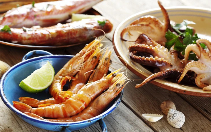 Bị ong đốt khiến bé gái sốc phản vệ nguy kịch- Ảnh 2. Ăn hải sản, đậu phộng, dị ứng tới mức gây sốc phản vệ