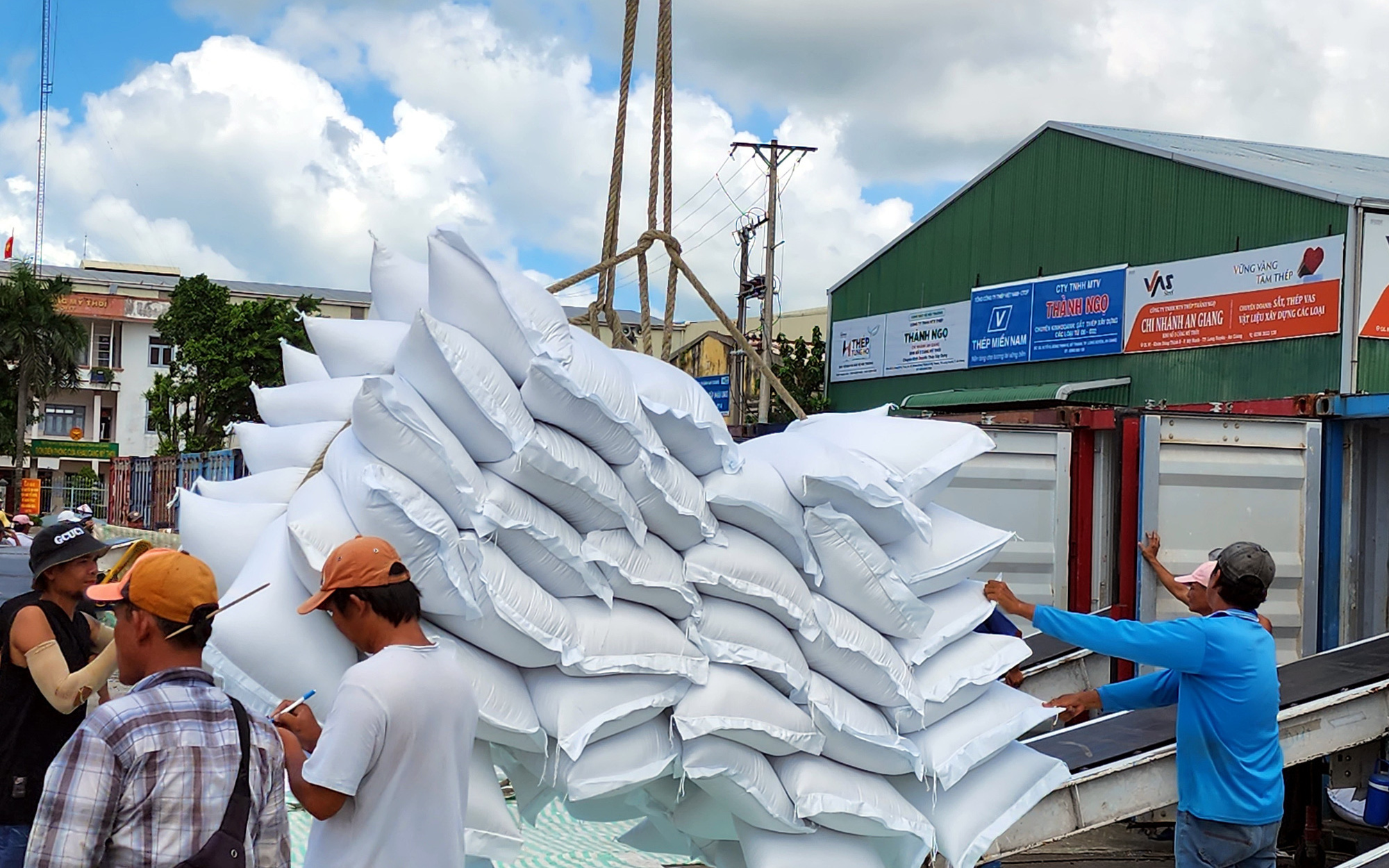 Phải chấn chỉnh việc "bán phá giá" gạo