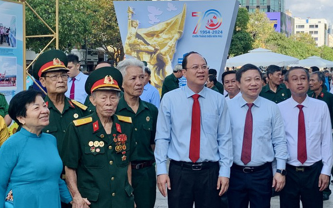 Rời tay súng, bộ đội quay sang phủ xanh chiến địa Điện Biên- Ảnh 5. Tái hiện chiến thắng Điện Biên Phủ