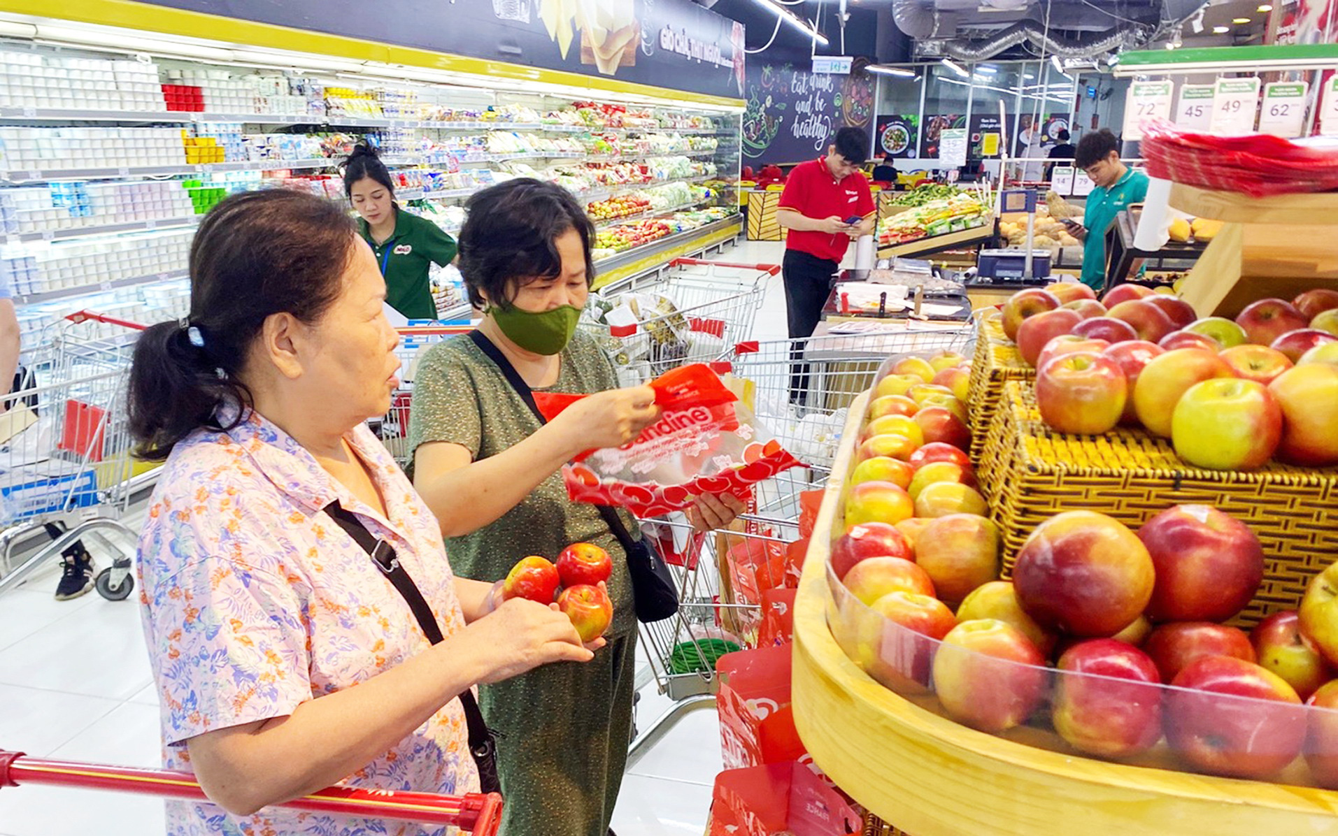 Lạm phát vẫn trong tầm kiểm soát- Ảnh 8. Nhiều mặt hàng tăng giá, người tiêu dùng "bóp bụng" với mâm cơm