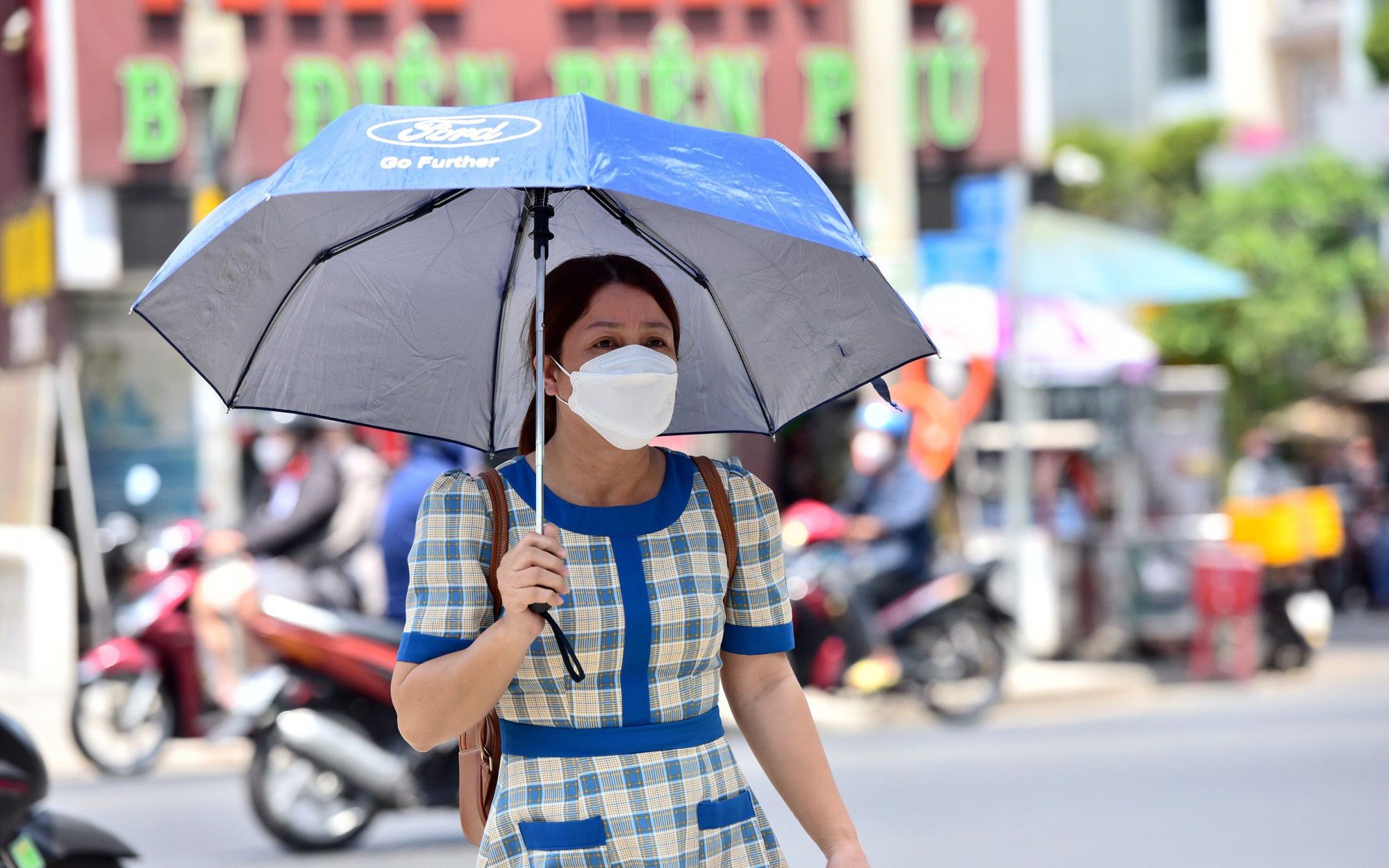 Ban đêm nóng bức làm tăng nguy cơ đột quỵ- Ảnh 2. Nguy cơ đột quỵ khi ngoài trời quá nắng nóng so với máy lạnh trong nhà