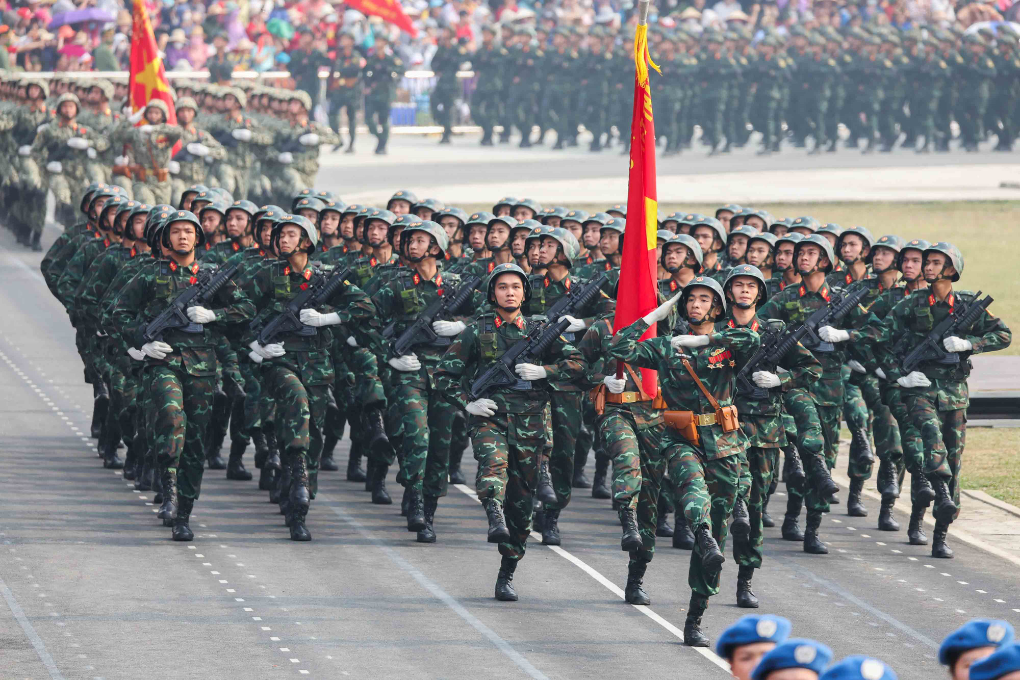 Biên đội trực thăng vũ trang treo cờ tung bay trên bầu trời Điện Biên- Ảnh 17.