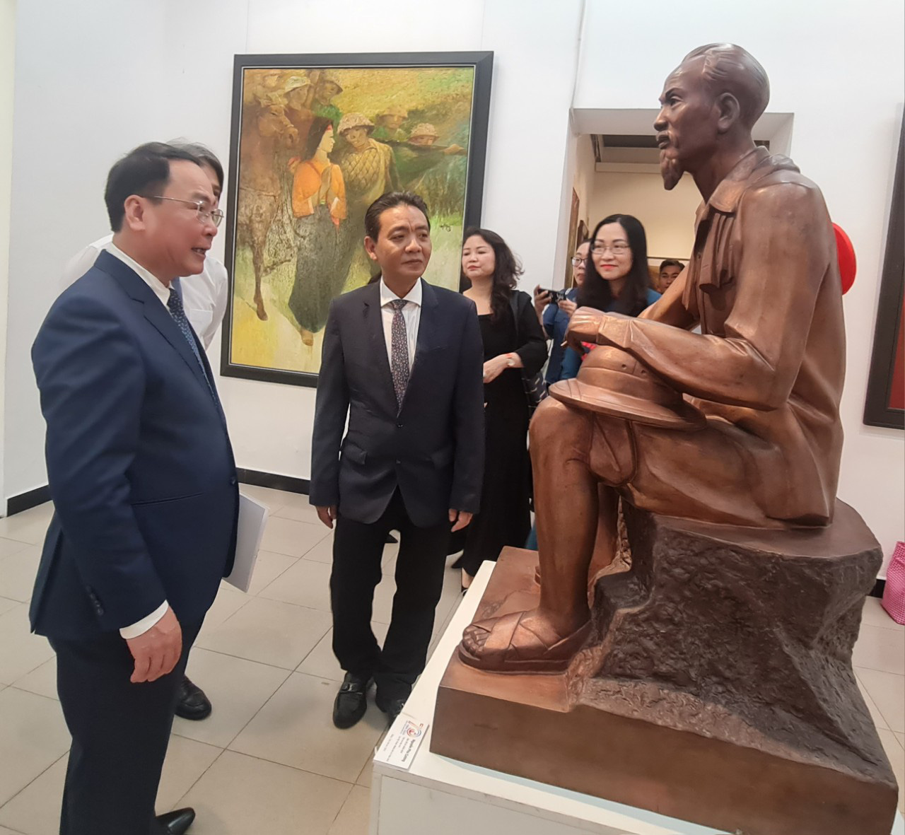 Từ trái qua: Cục trưởng Cục Mỹ thuật, Triển lãm và Nhiếp ảnh Mã Thế Anh, Thứ trưởng Bộ VHTTDL Hoàng Đạo Cương thăm triển lãm - Ảnh: BTC