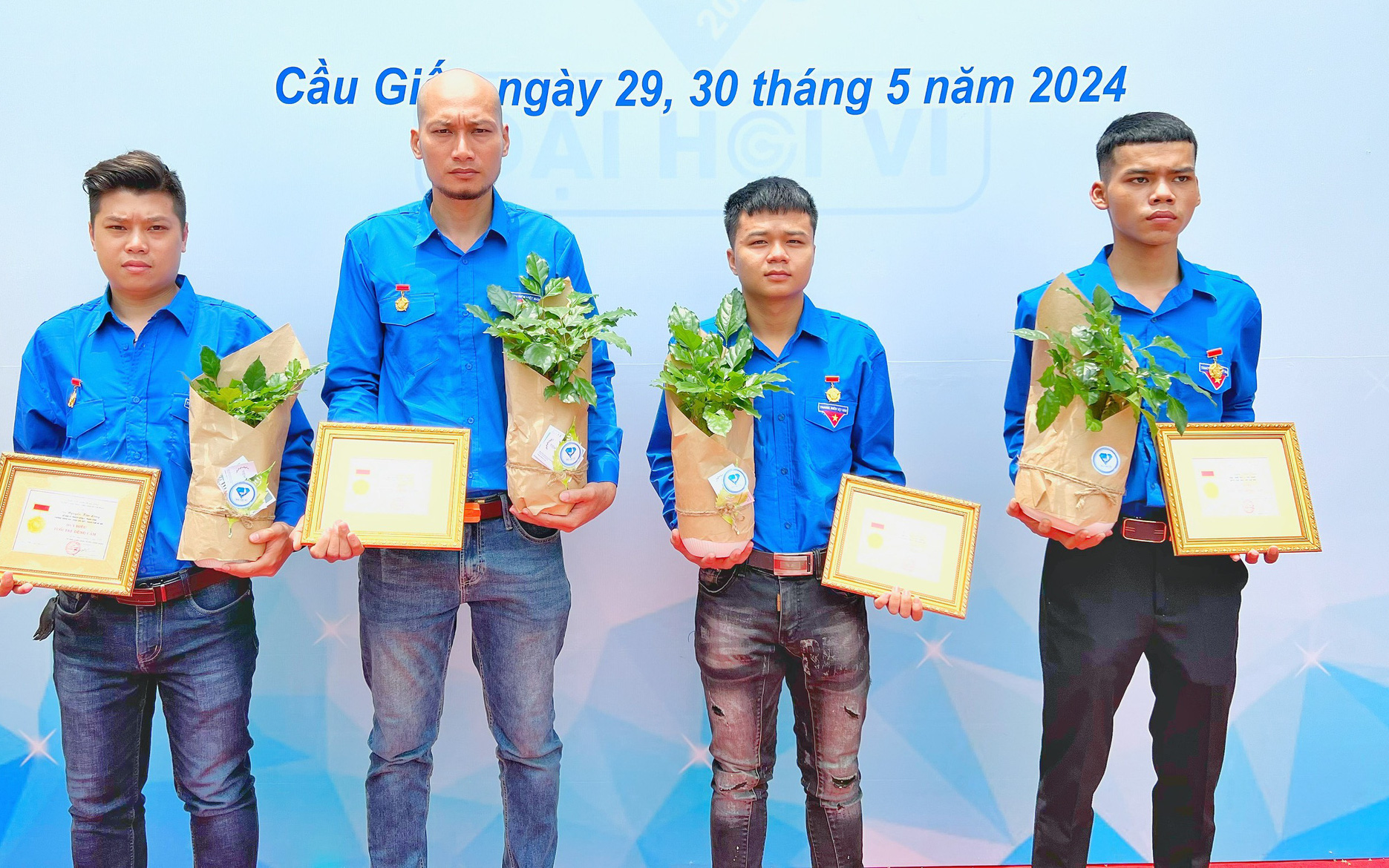3 thanh niên lao ra biển cứu 5 học sinh khỏi ‘tử thần’- Ảnh 2. Trao huy hiệu Tuổi trẻ dũng cảm cho 4