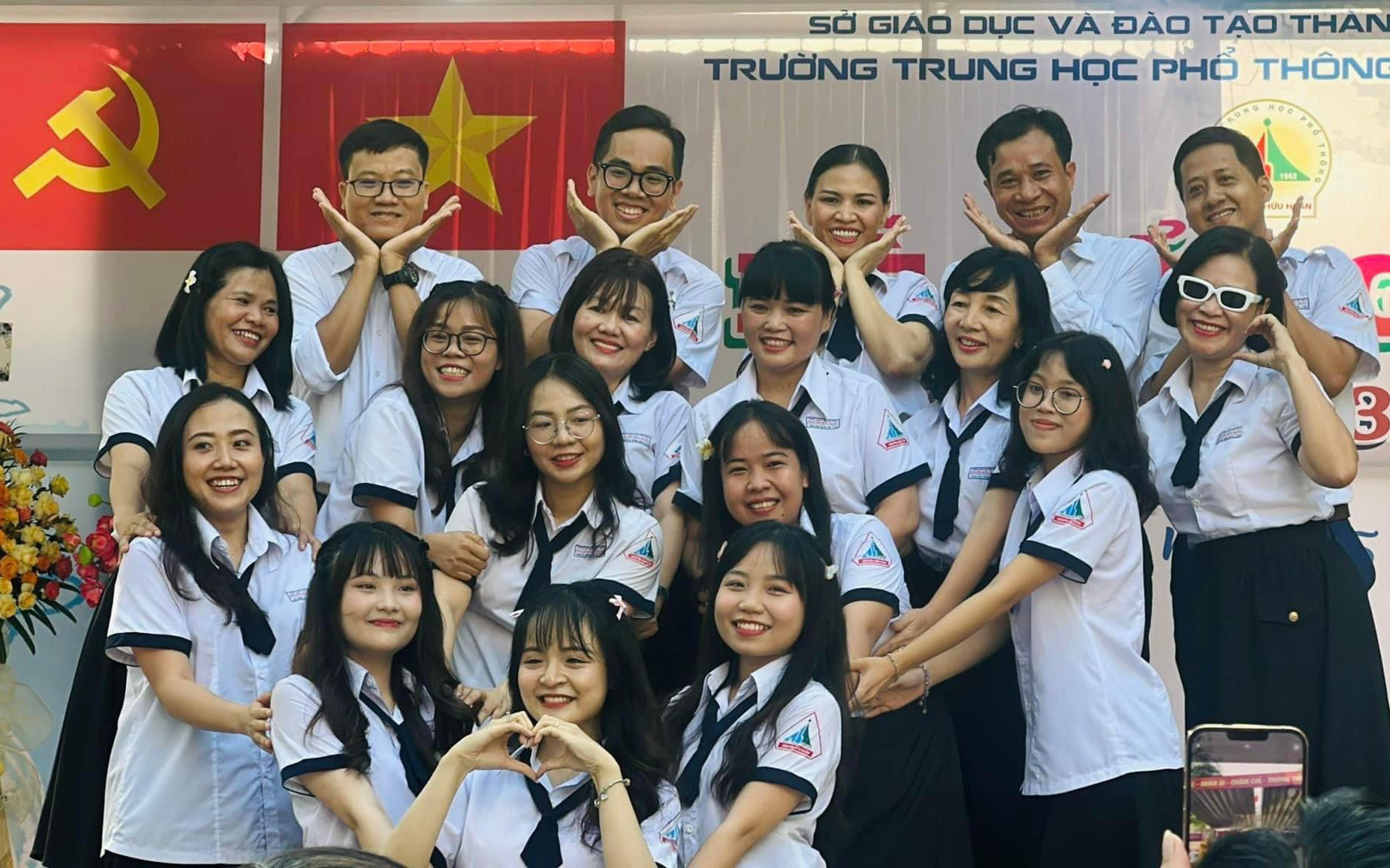 Hình ảnh dễ thương của giáo viên Trường THPT Nguyễn Hữu Huân trong đồng phục học sinh