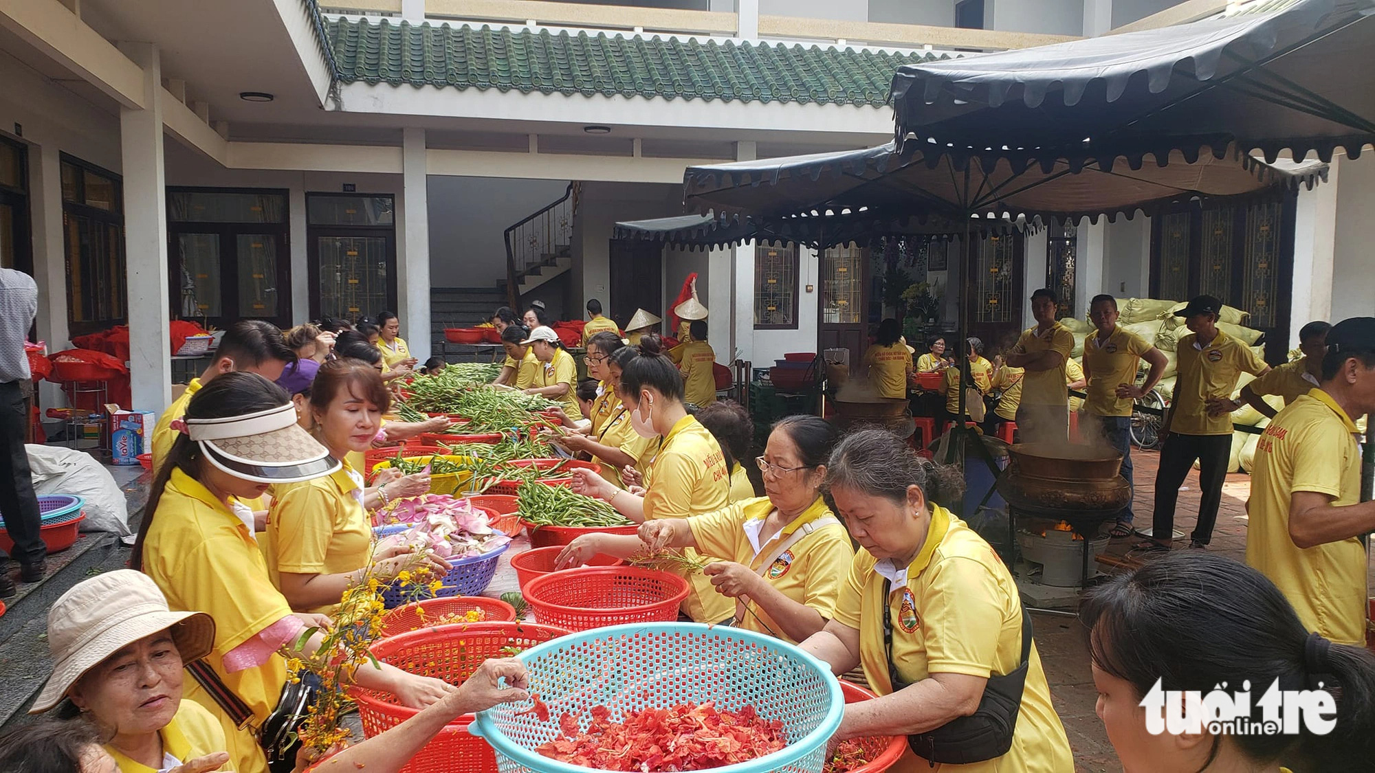 Nấu 9 loài hoa cho lễ tắm Bà Chúa Xứ núi Sam- Ảnh 1. 9 loài hoa được nấu cùng nước tinh khiết để tắm Bà Chúa Xứ núi Sam - Ảnh: CHÍ HẠNH