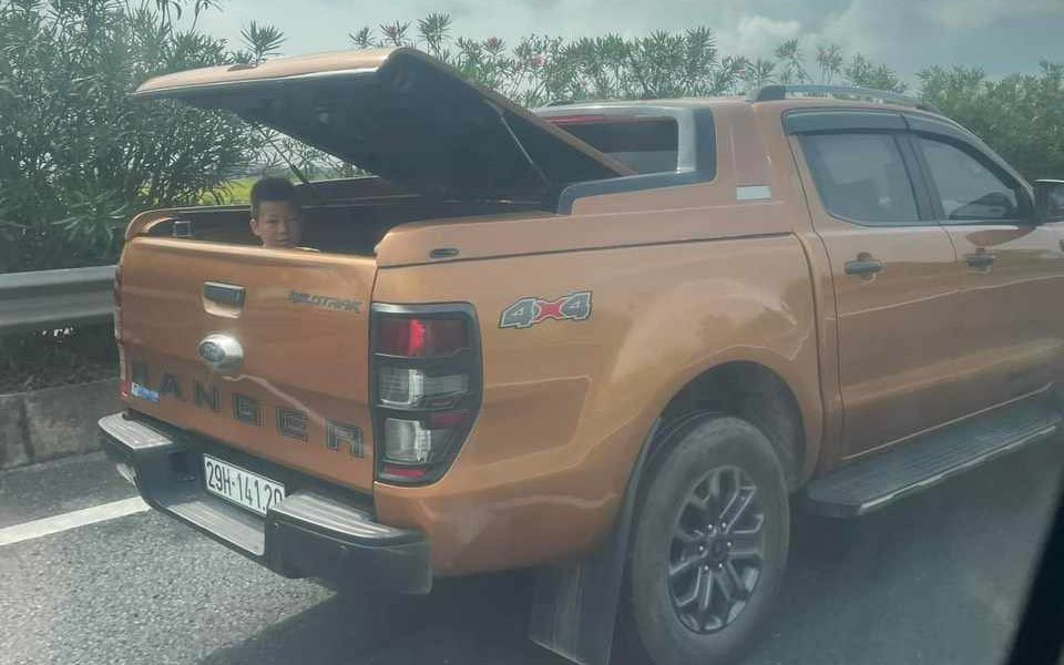 Xử lý tài xế để bé trai ngồi thùng xe bán tải chạy trên cao tốc