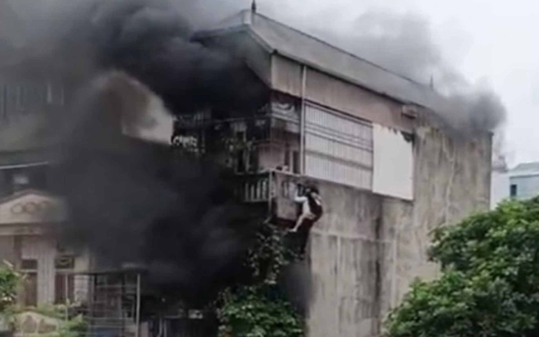 'Người hùng' leo tường, cõng 2 cô gái thoát khỏi vụ cháy nhà trọ ở Hà Nội lúc sáng sớm- Ảnh 3. Phút cứu người trong vụ cháy nhà trọ ở Hà Nội lúc sáng sớm