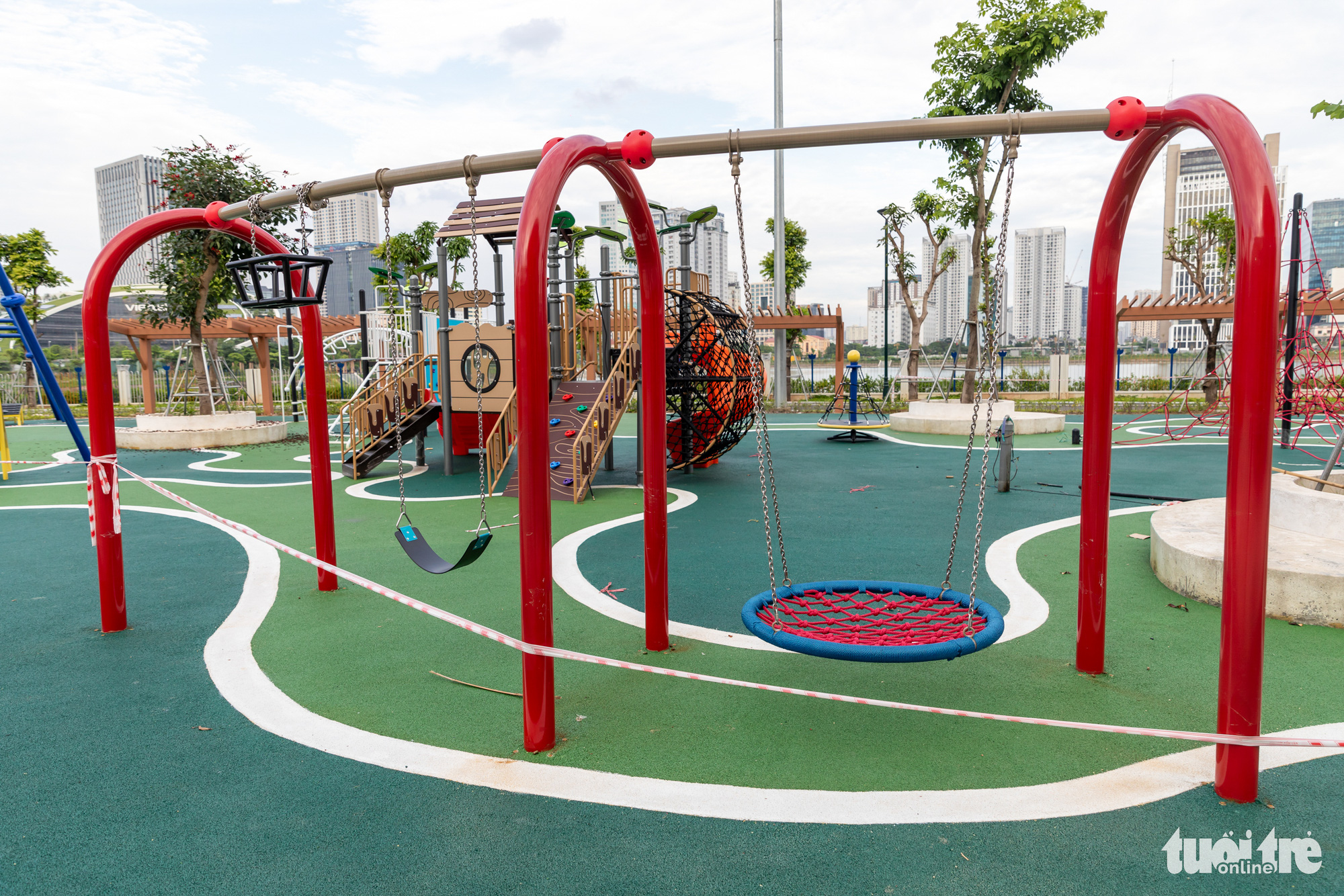 កោតសរសើរវិមានកុមារហាណូយ ដែលមានតម្លៃជាង ១.៣០០ ពាន់លានដុង ជិតនឹងសម្ពោធ - រូបថត ១២. Khu vui chơi ngoài trời - Ảnh: DANH KHANG