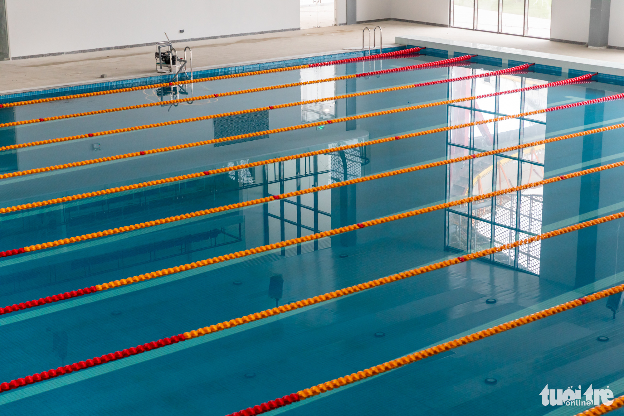 កោតសរសើរវិមានកុមារហាណូយ ដែលមានតម្លៃជាង ១.៣០០ ពាន់លានដុង ជិតនឹងសម្ពោធ - រូបថត ៧. Bể bơi 10 làn - Ảnh: DANH KHANG