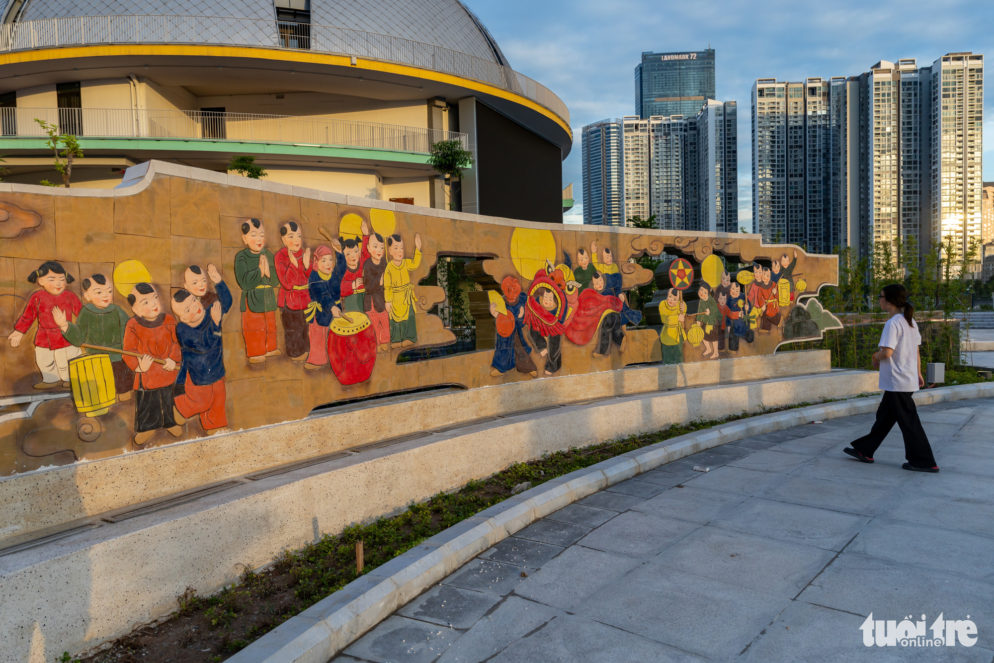 កោតសរសើរវិមានកុមារហាណូយ ដែលមានតម្លៃជាង ១.៣០០ ពាន់លានដុង ជិតនឹងសម្ពោធ - រូបថត ៤. Phù điêu tái hiện không khí vui hội Trung thu với đèn lồng, đèn ông sao và múa lân - Ảnh: DANH KHANG